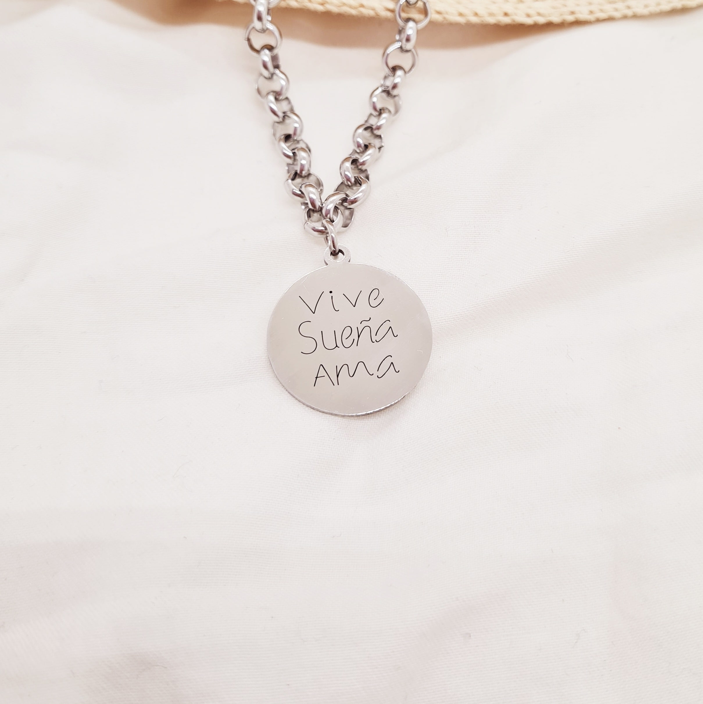 Imagen de producto PULSERA CON DIJE - VIVE SUEÑA AMA