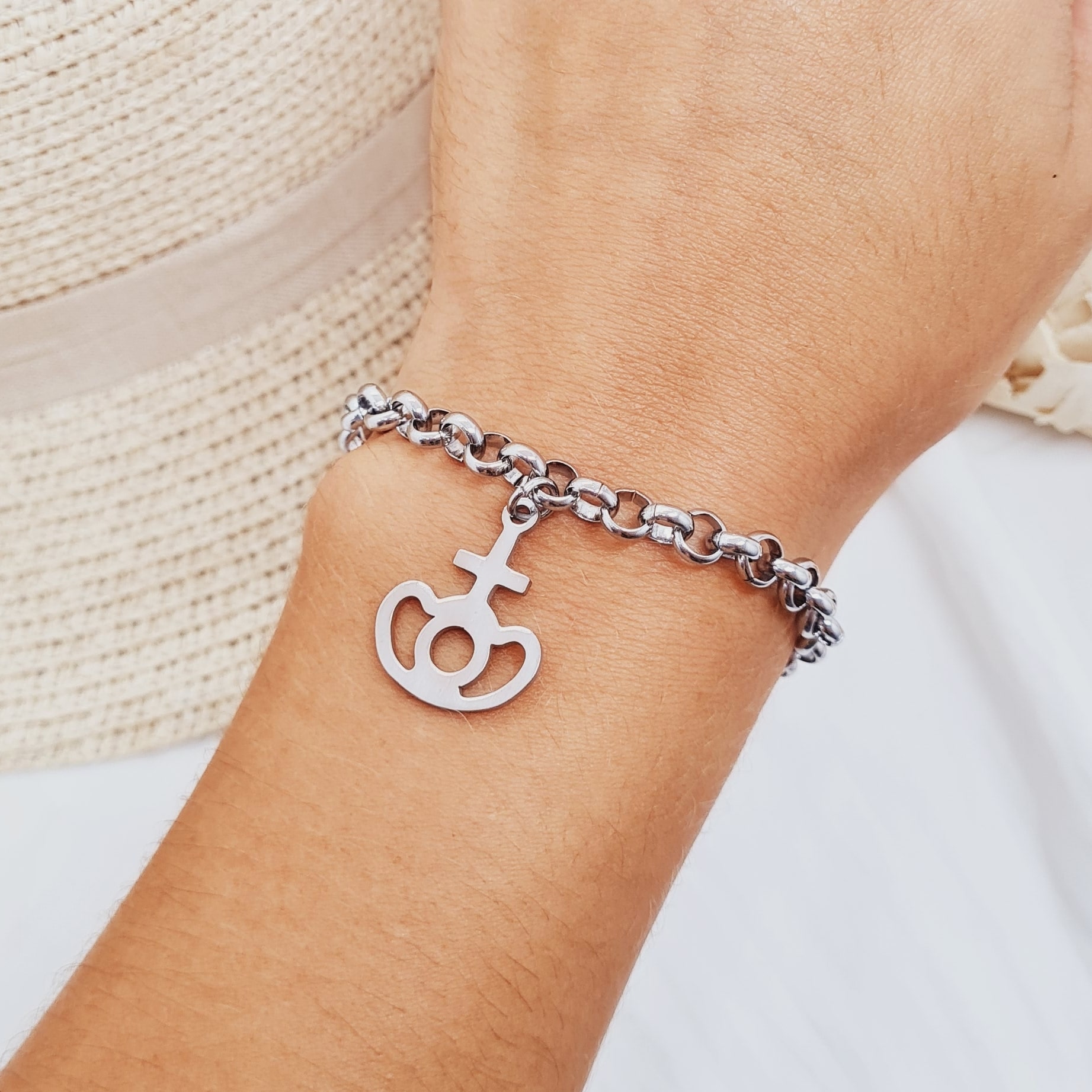 Imagen de producto PULSERA CON DIJE - CORONA 3
