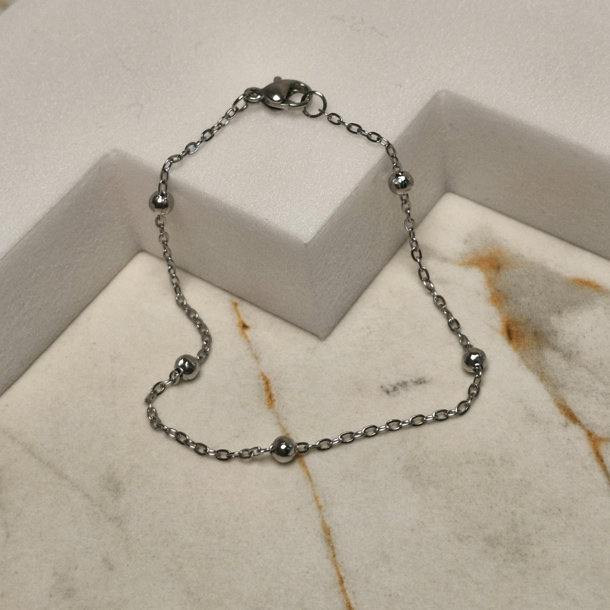 Imagen de producto PULSERA FINA CON BOLITAS GRANDES
