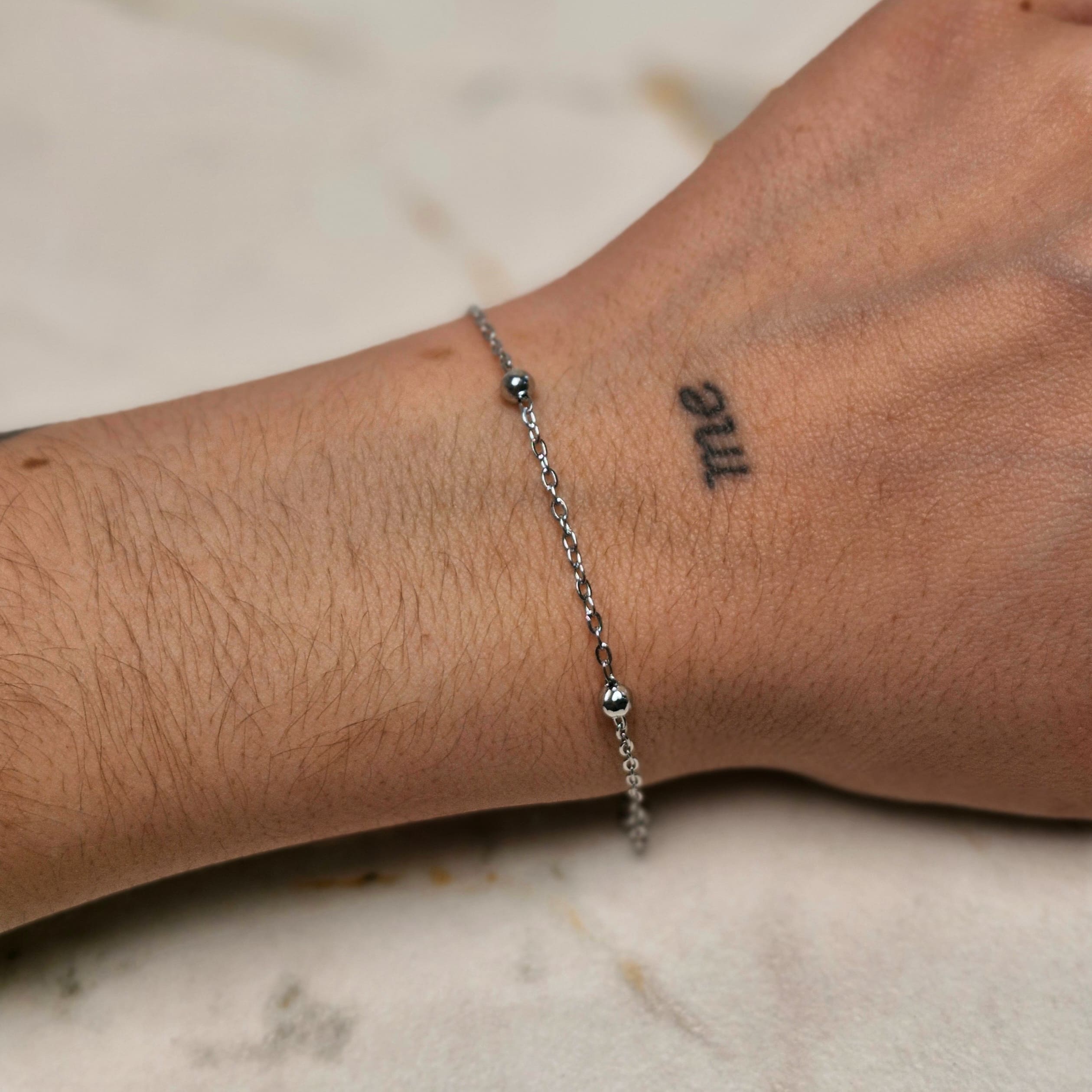 Imagen de producto PULSERA FINA CON BOLITAS GRANDES