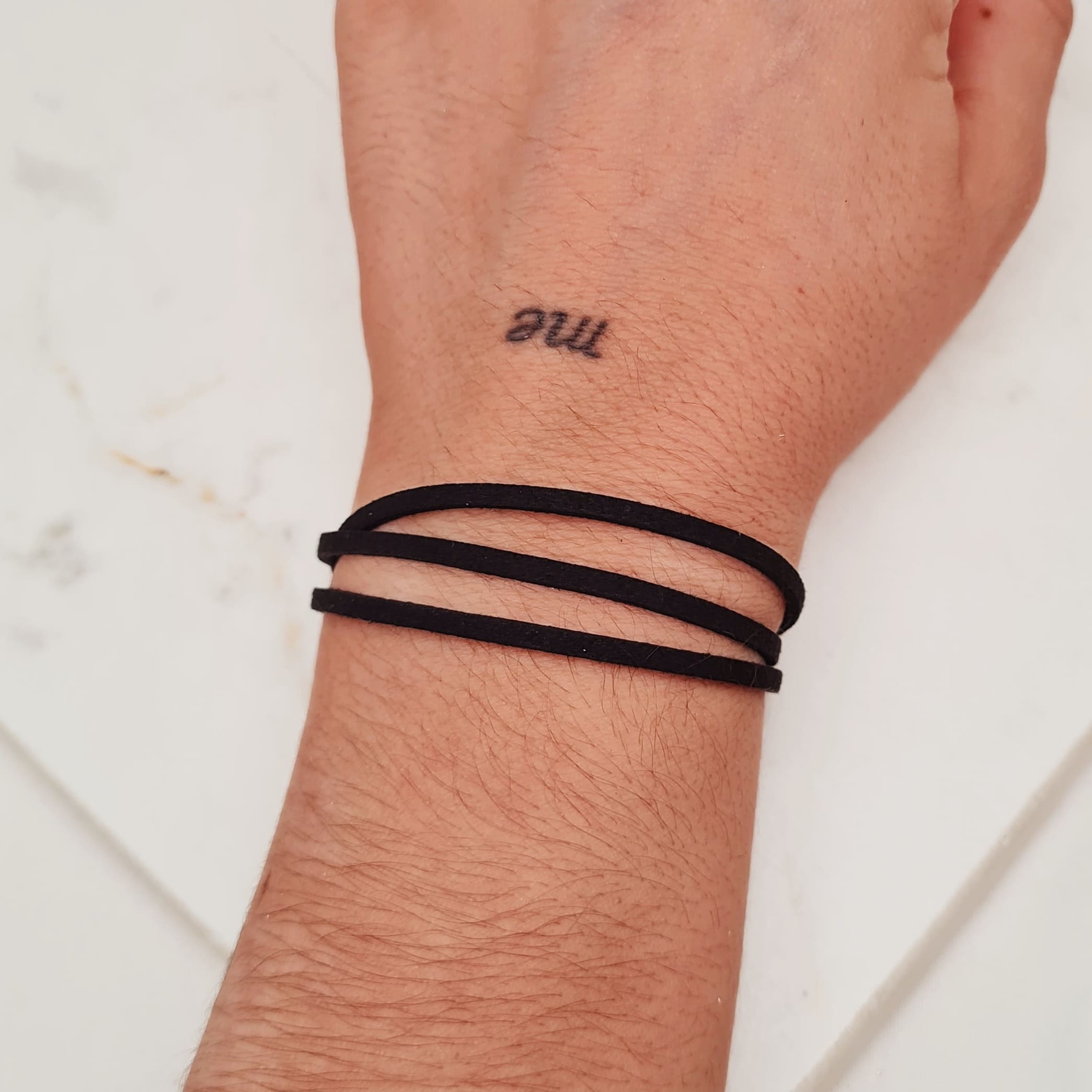 Imagen de producto PULSERA TRIPLE DE GAMUZA - NEGRA