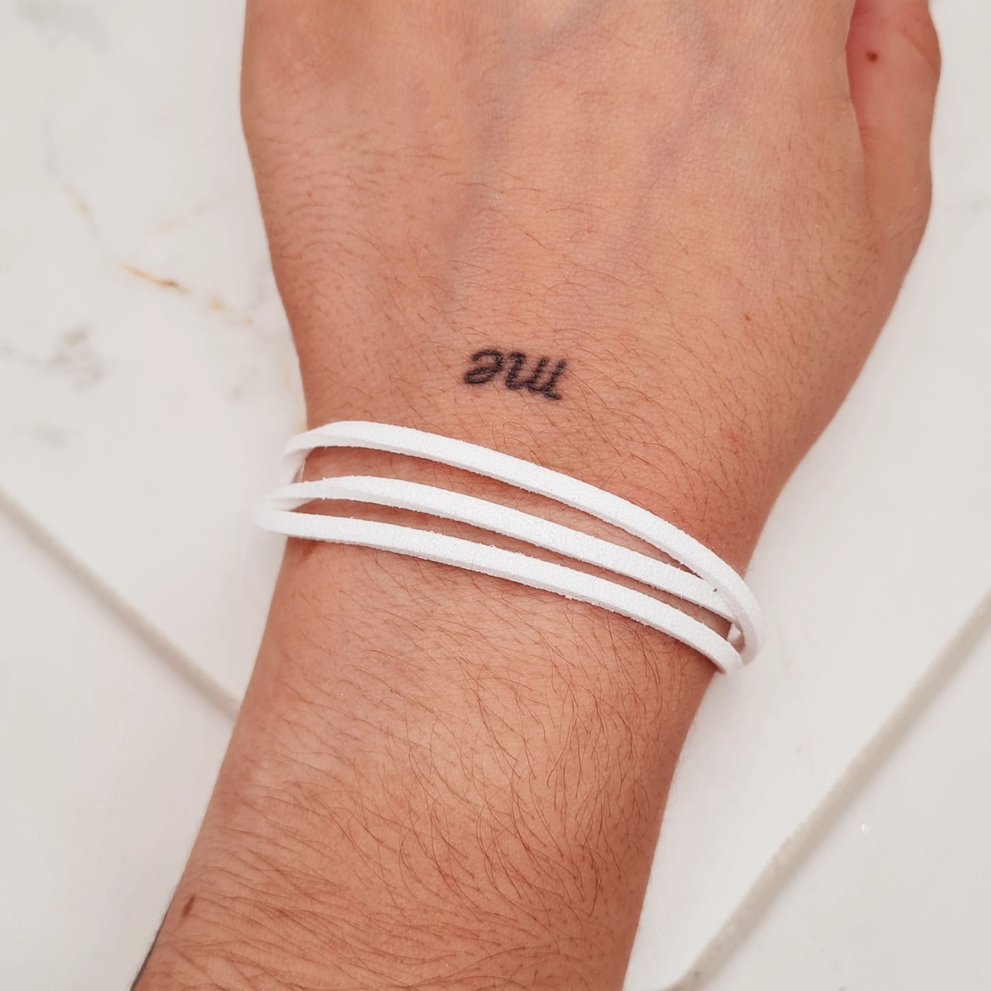 Imagen de producto PULSERA TRIPLE DE GAMUZA - BLANCA