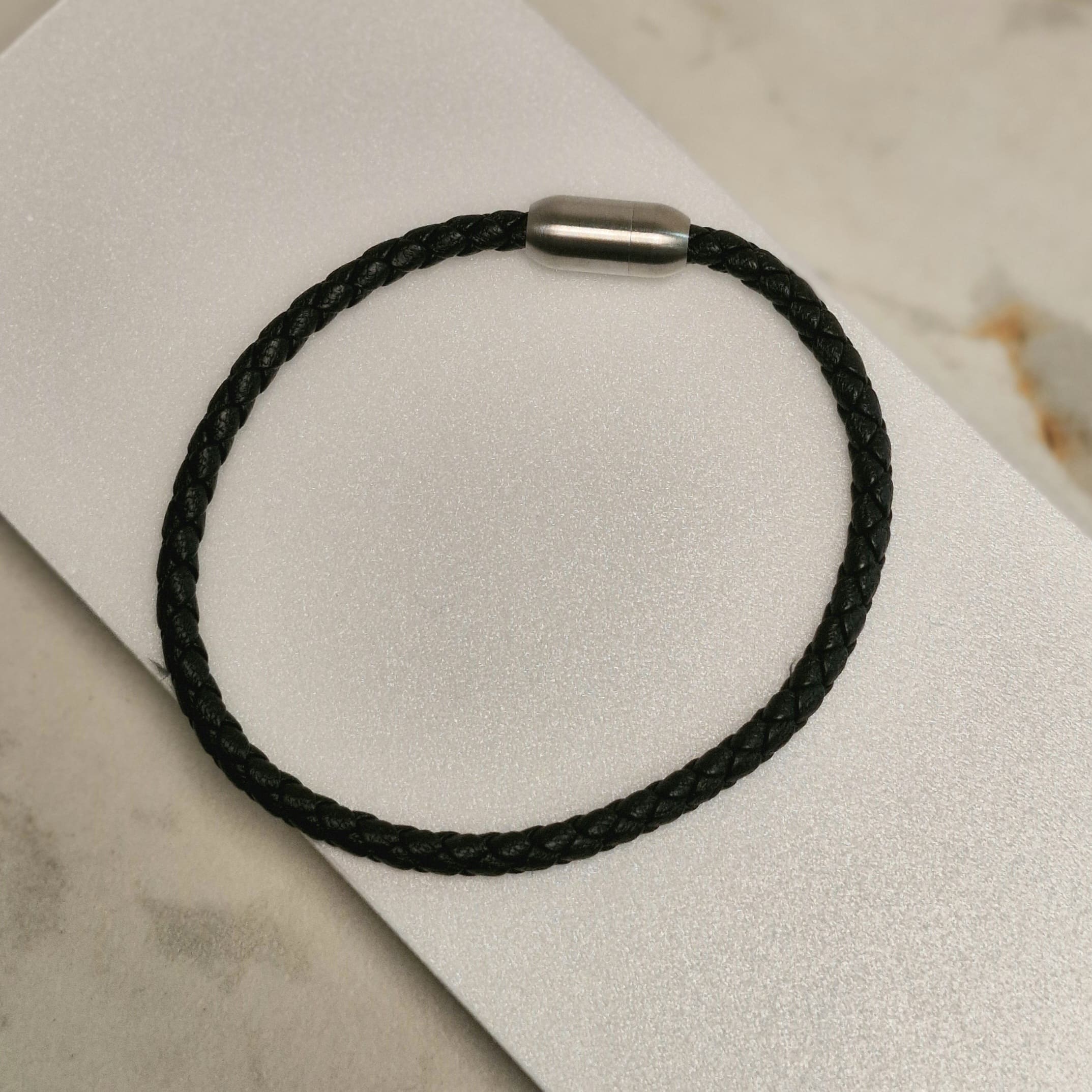 Imagen de producto PULSERA DE CUERO CON IMAN