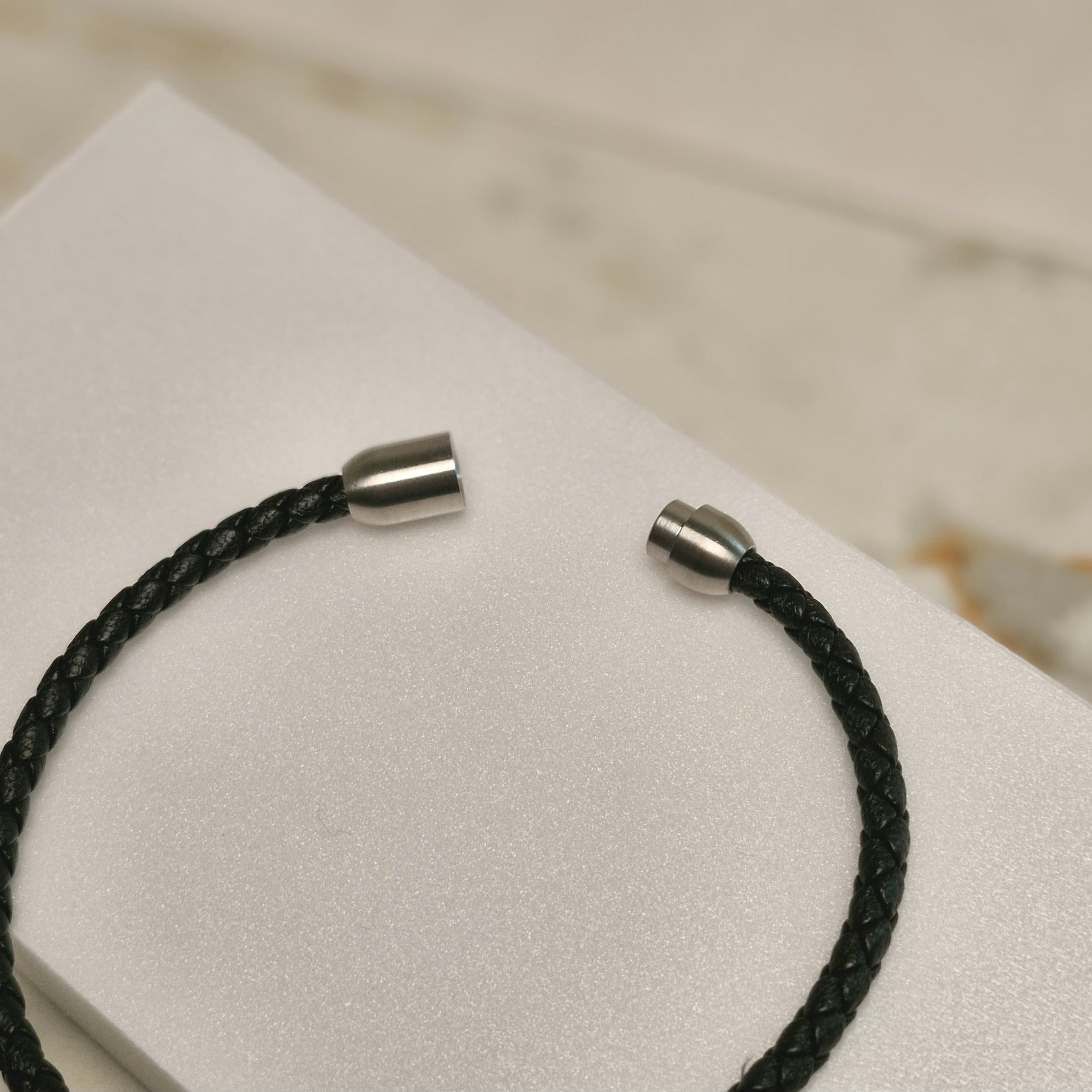 Imagen de producto PULSERA DE CUERO CON IMAN