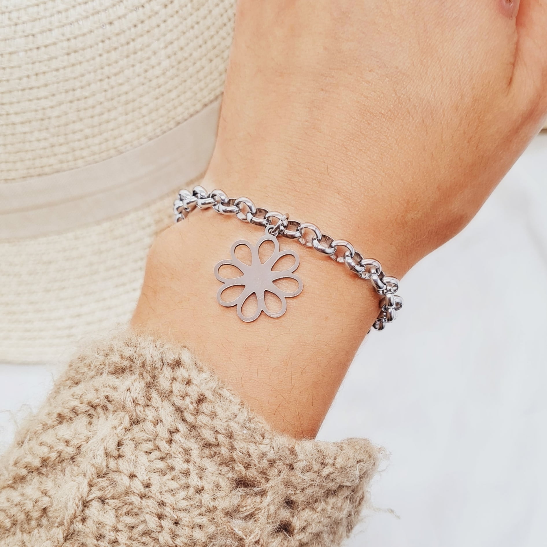 Imagen de producto PULSERA CON DIJE - FLOR CALADA