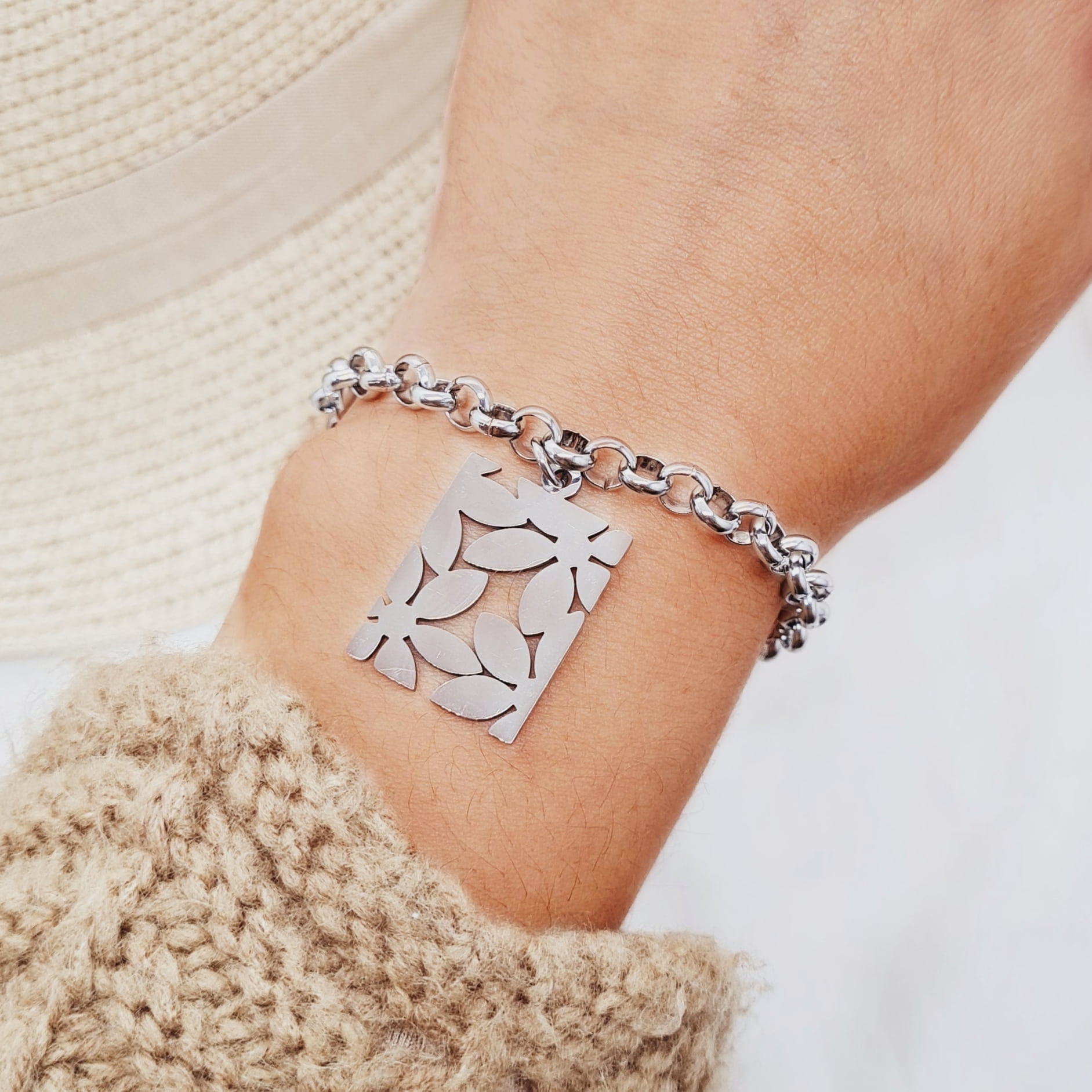 Imagen de producto PULSERA CON DIJE - FLORES
