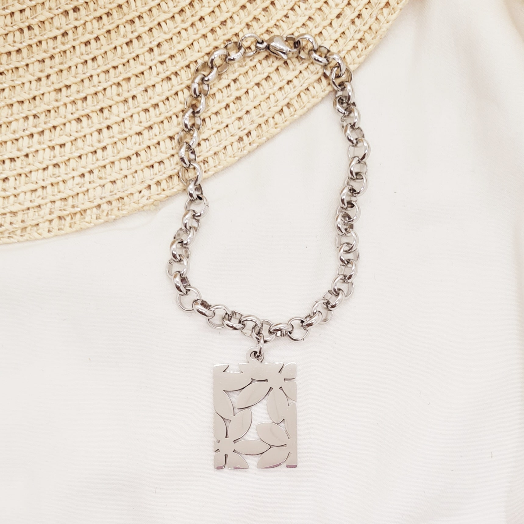 Imagen de producto PULSERA CON DIJE - FLORES