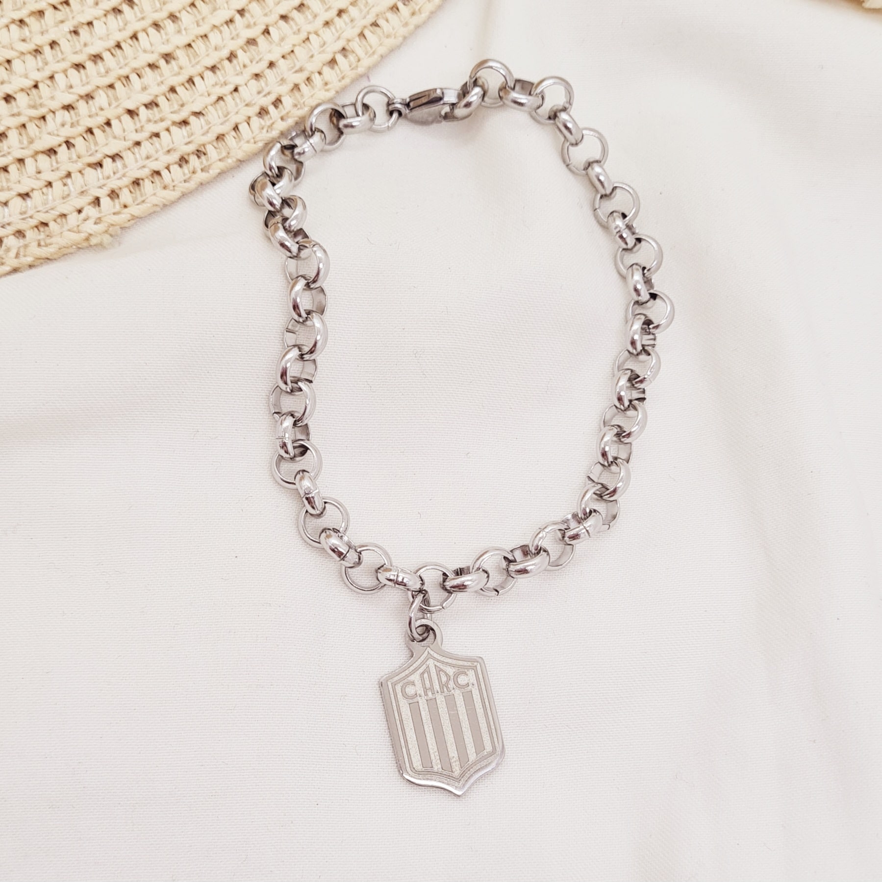 Imagen de producto PULSERA CON DIJE - ESCUDO CENTRAL