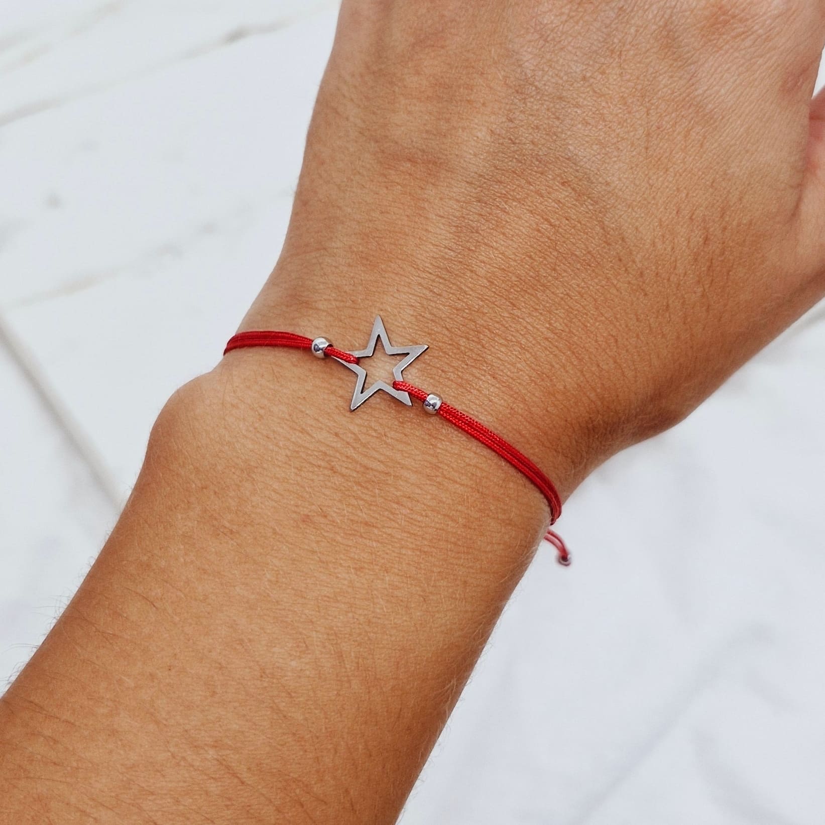 Imagen de producto PULSERA DE HILO ROJO - ESTRELLA