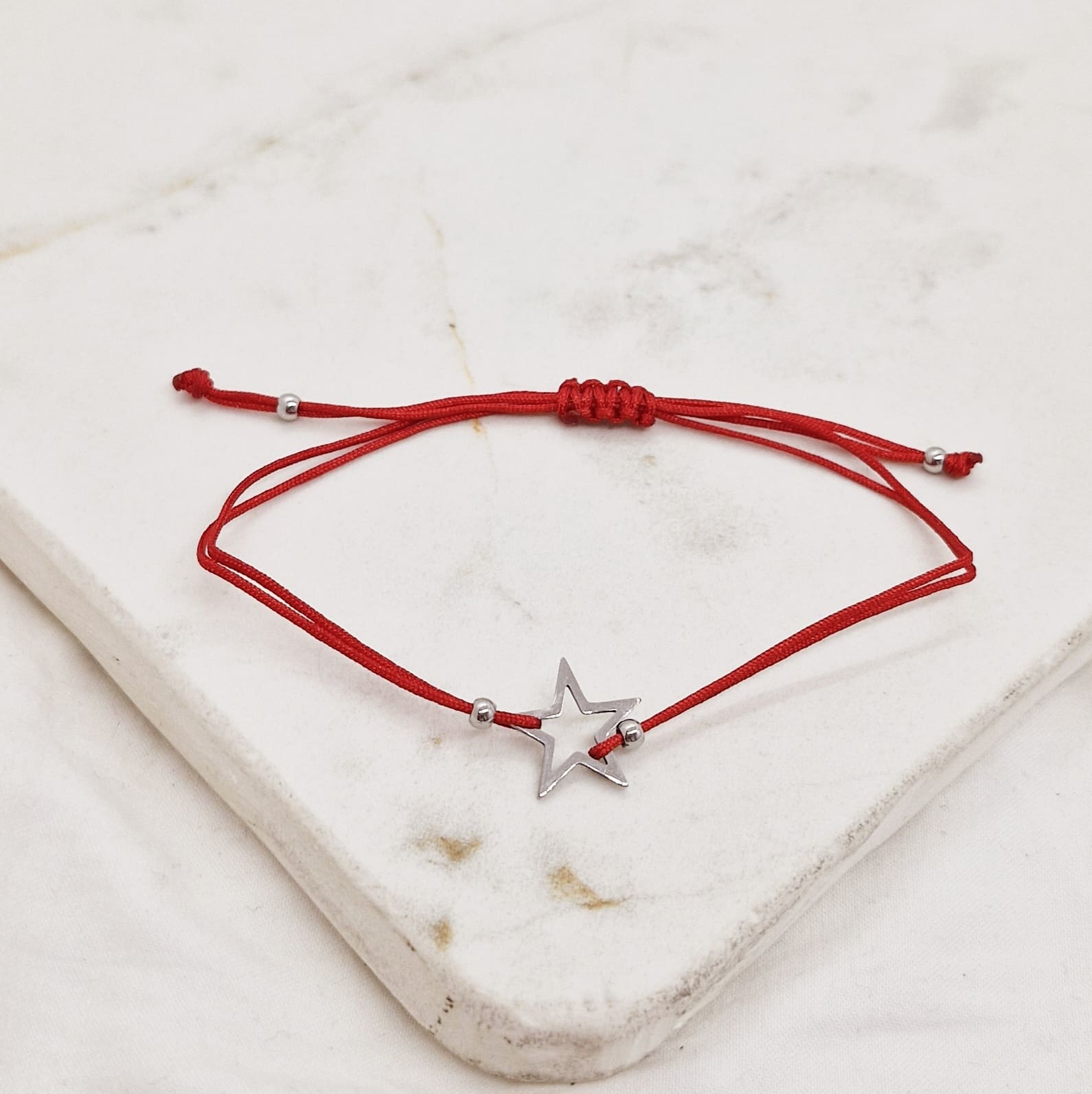 Imagen de producto PULSERA DE HILO ROJO - ESTRELLA