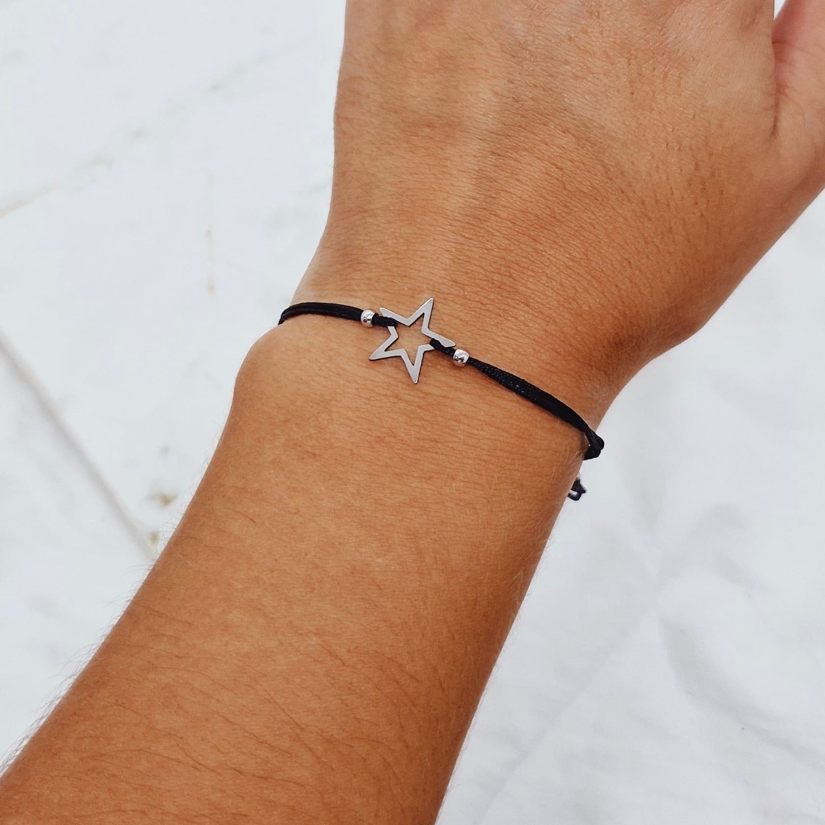 Imagen de producto PULSERA DE HILO NEGRO - ESTRELLA