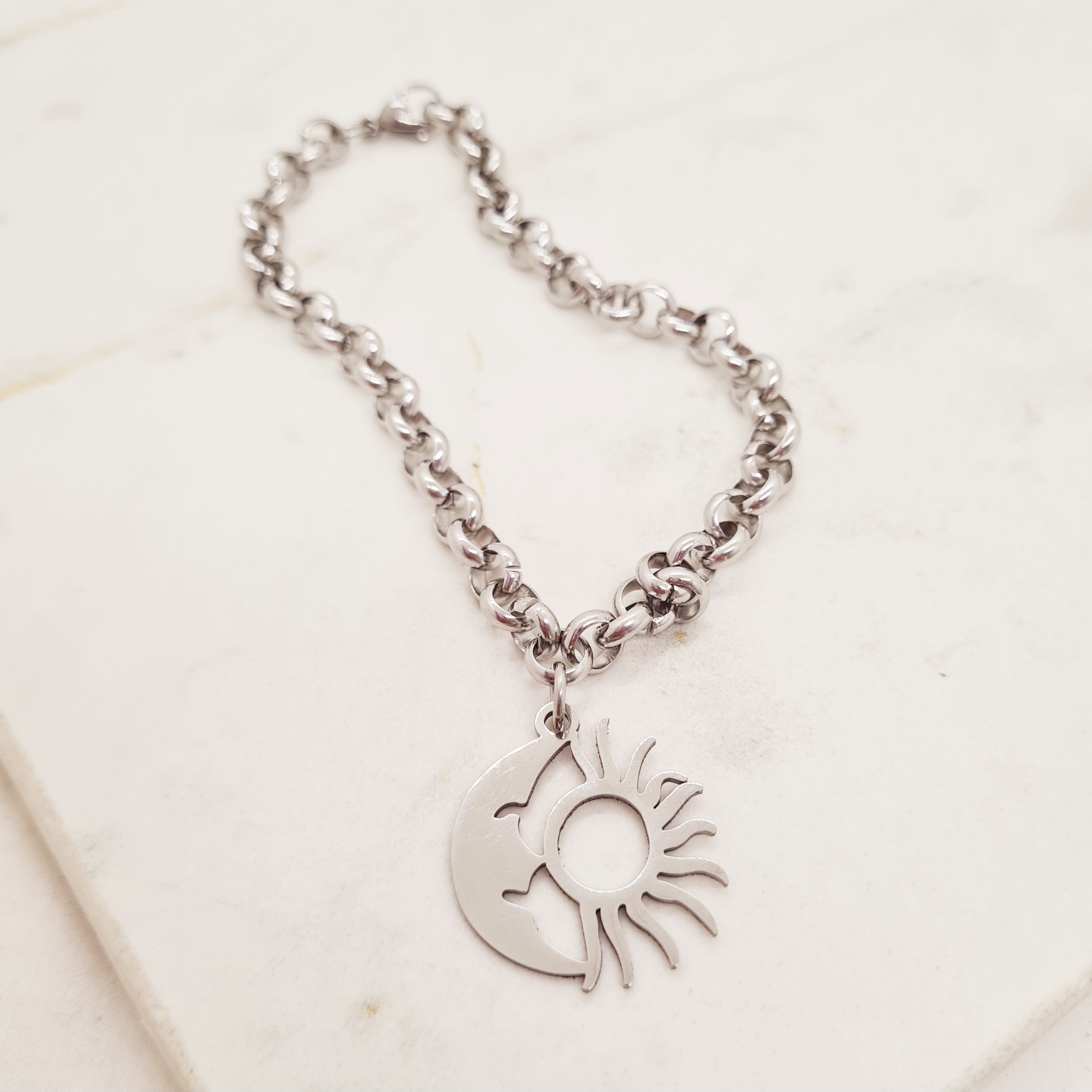 Imagen de producto PULSERA CON DIJE - LUNA Y SOL