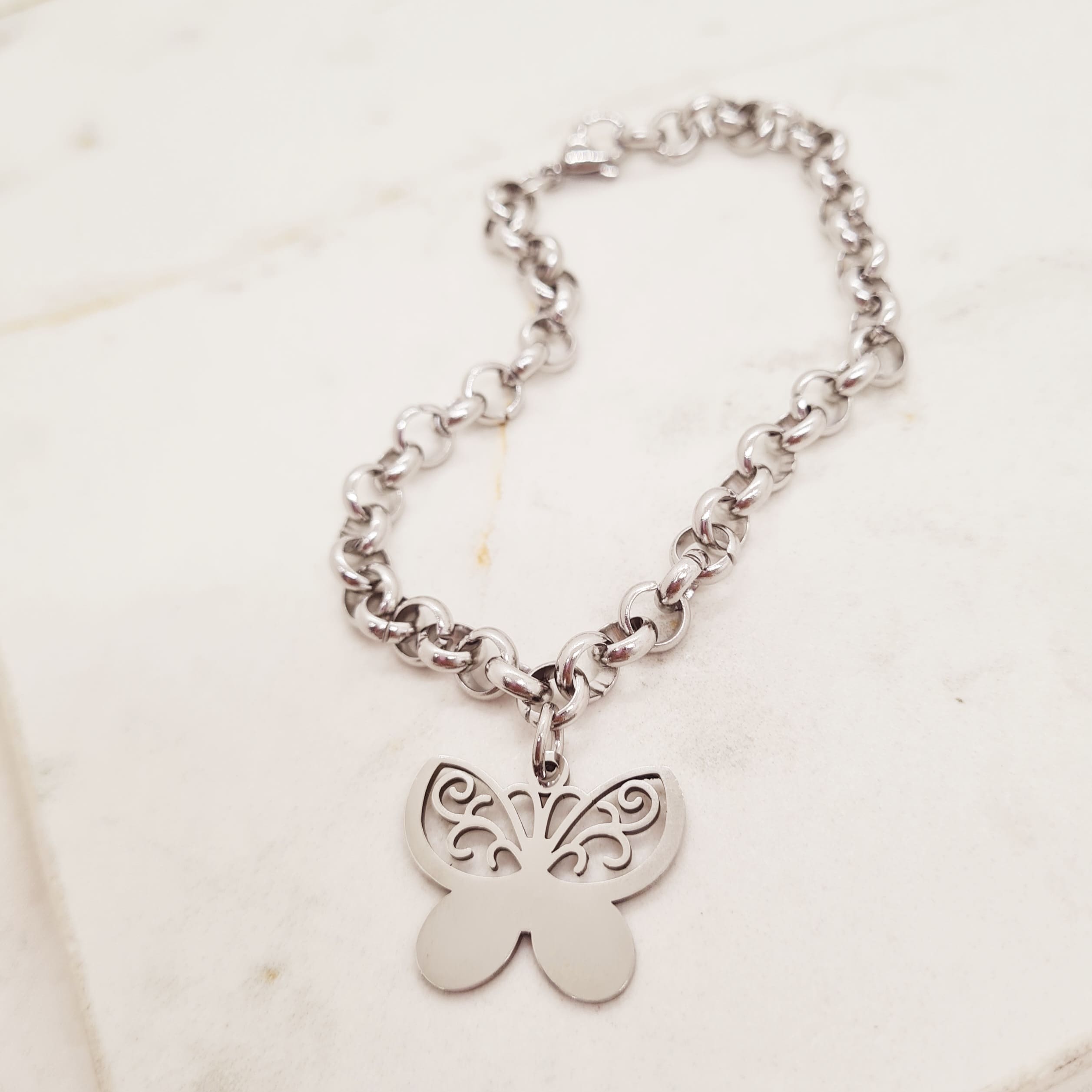 Imagen de producto PULSERA CON DIJE - MEDIA MARIPOSA CALADA