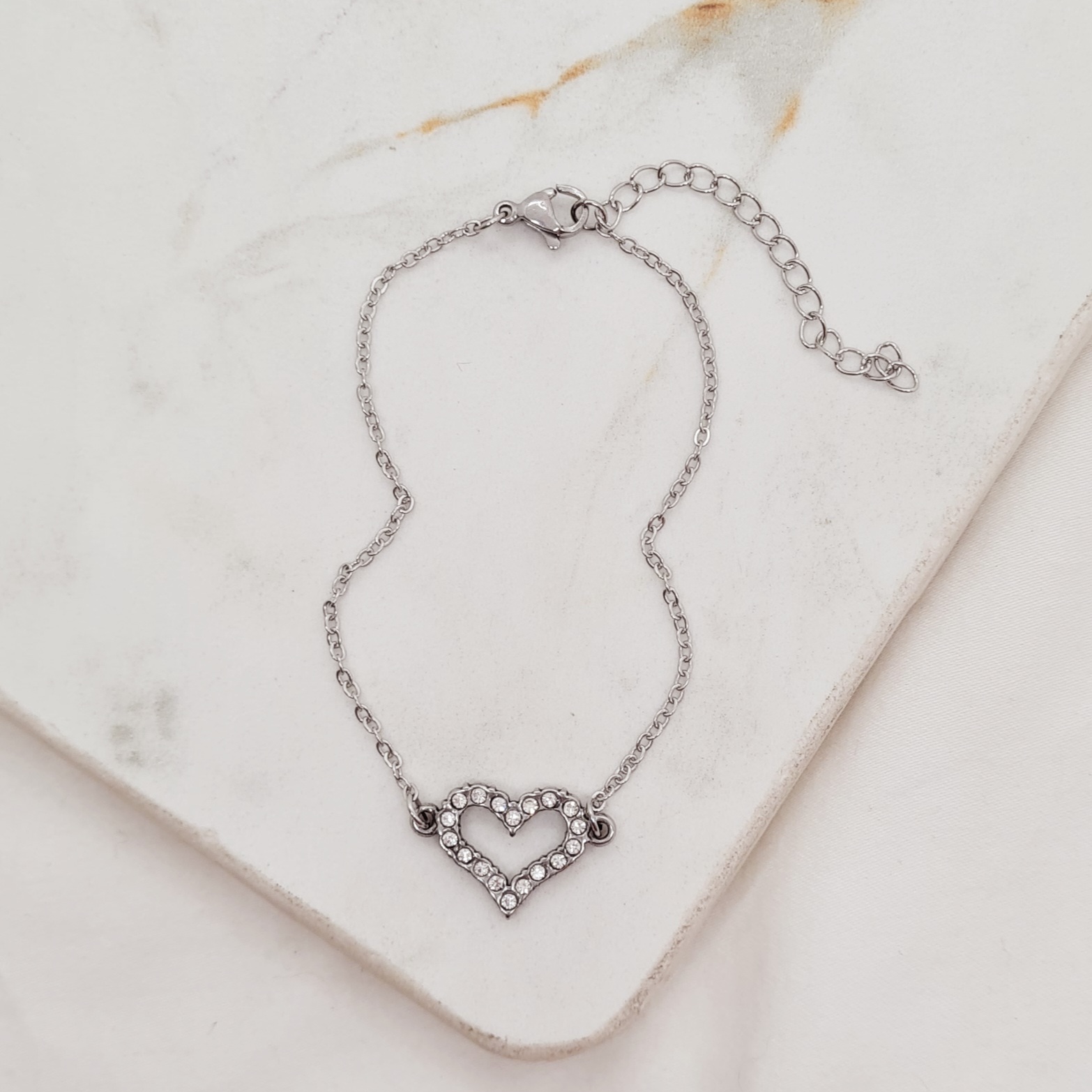 Imagen de producto PULSERA CON CORAZON CALADO FULL STRASS