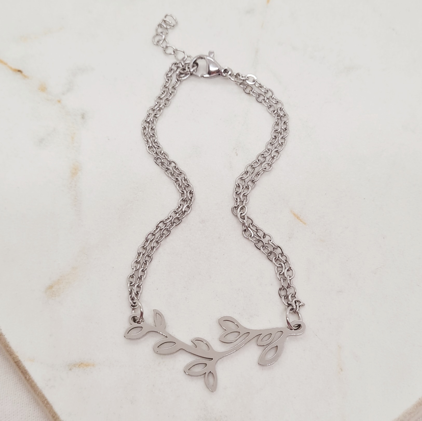 Imagen de producto PULSERA DOBLE CADENA CON LAUREL CALADO ENGARZADO