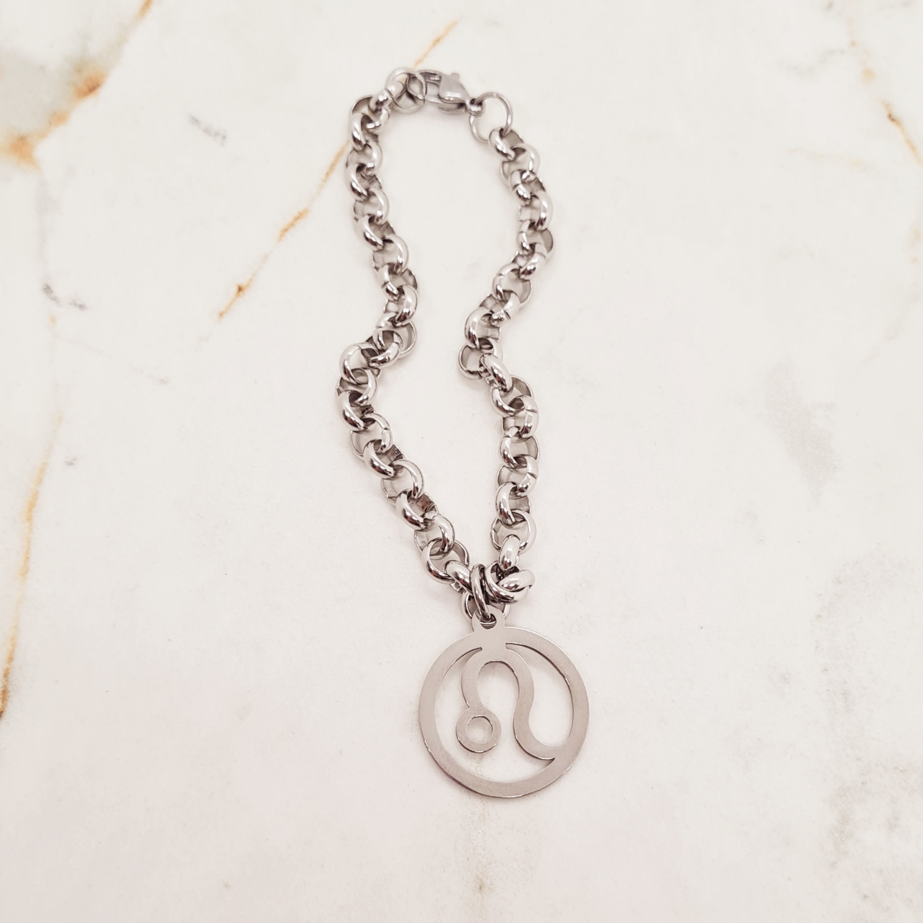 Imagen de producto PULSERA CON DIJE DEL ZODIACO - LEO