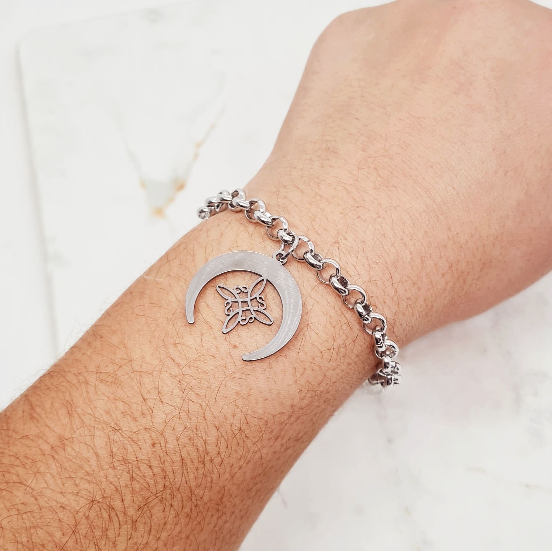Imagen de producto PULSERA CON DIJE - LUNA CON NUDO DE BRUJAS