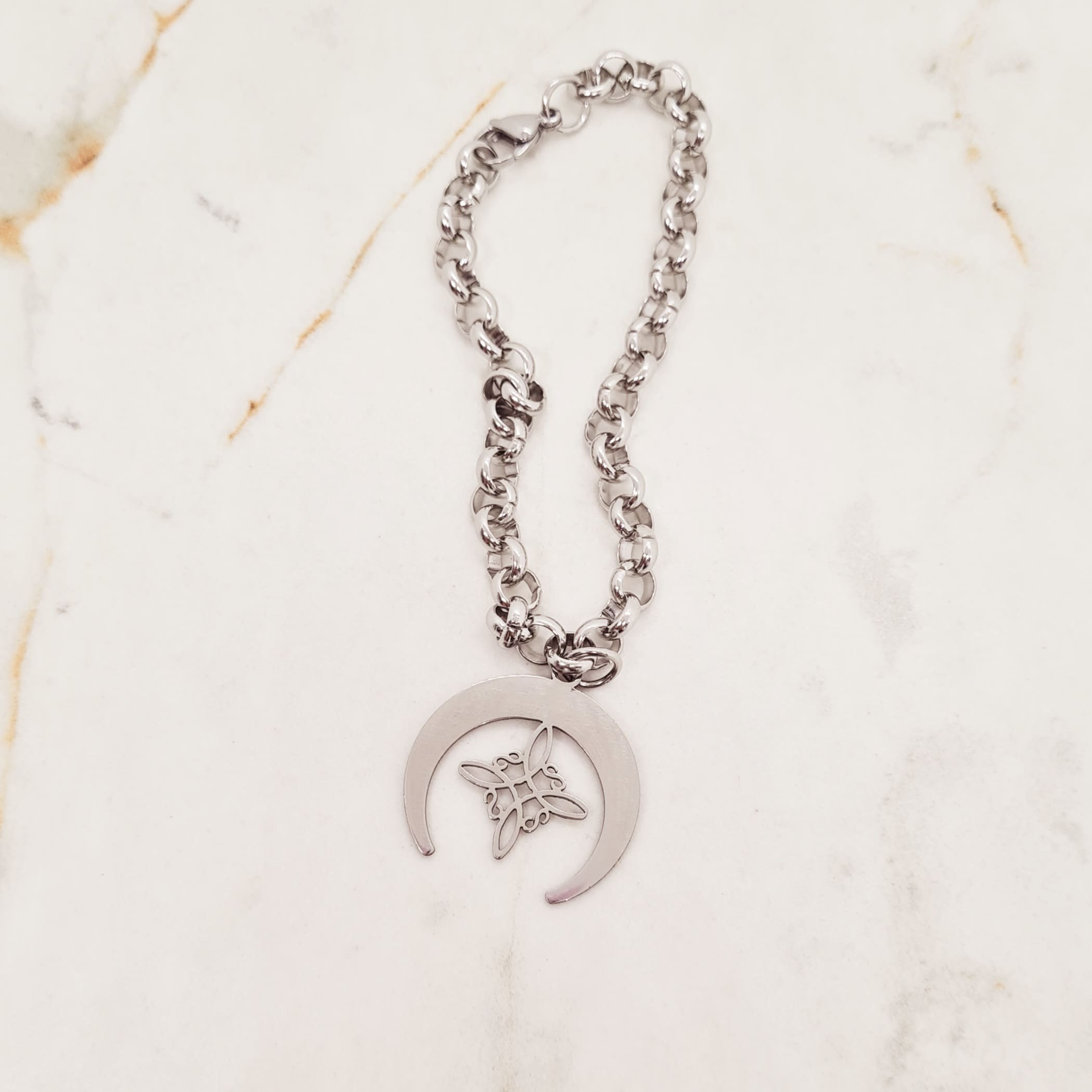 Imagen de producto PULSERA CON DIJE - LUNA CON NUDO DE BRUJAS