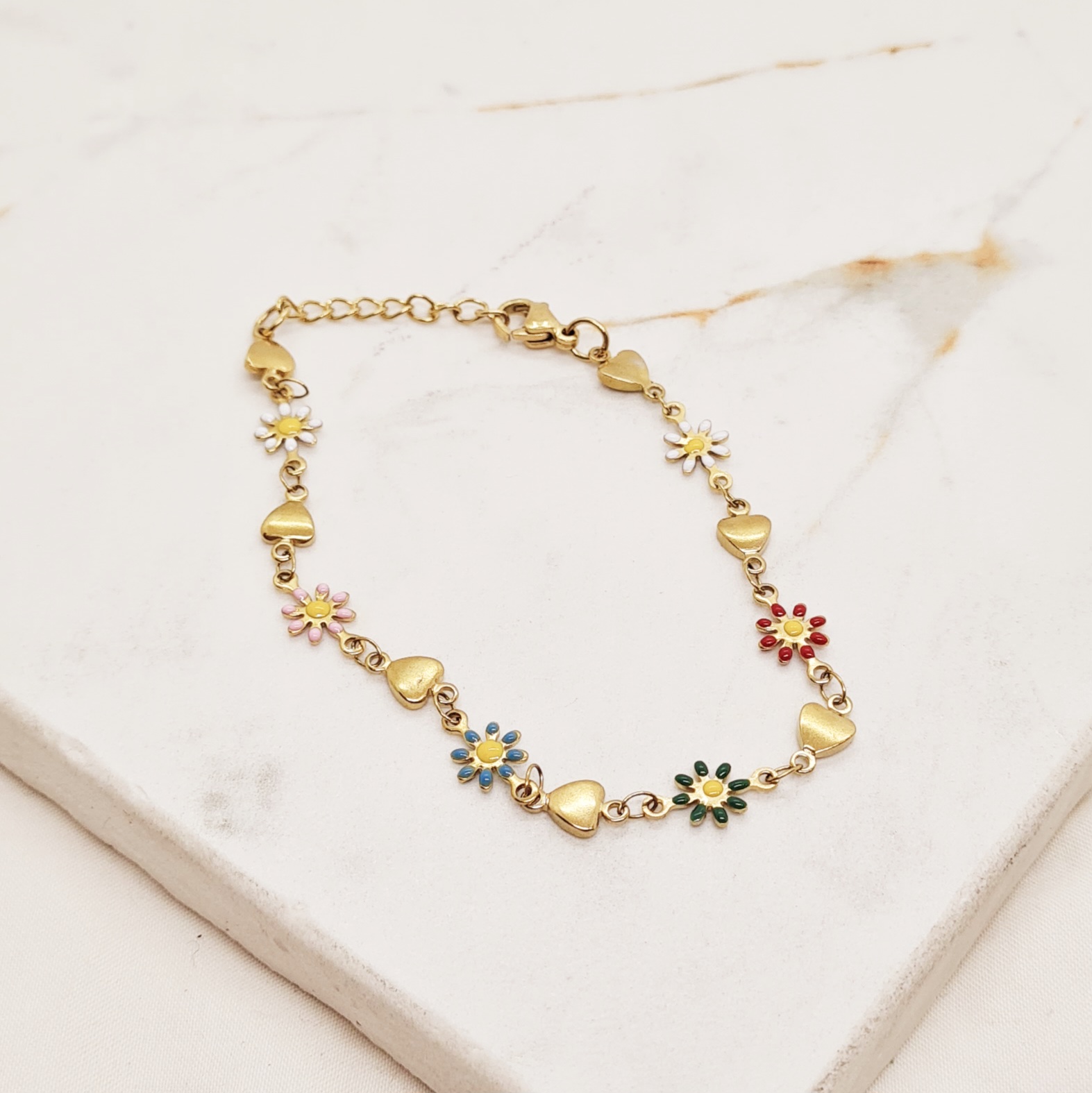 Imagen de producto PULSERA ACERO DORADO CON MARGARITAS Y CORAZONES