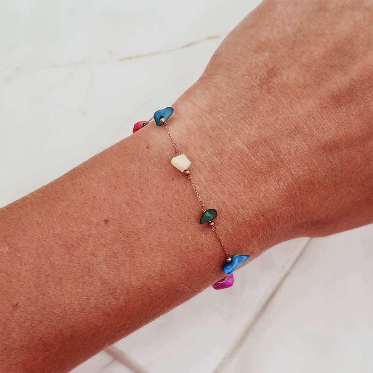 Imagen de producto PULSERA ACERO ROSE GOLD CON BOLITAS Y PIEDRITAS DE COLORES