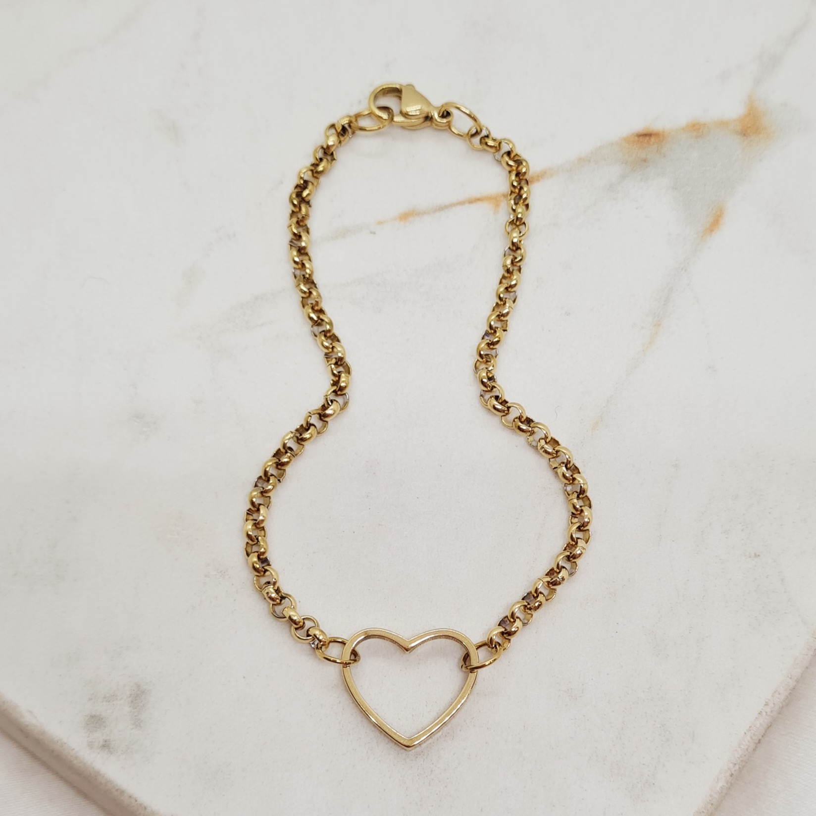 Imagen de producto PULSERA ACERO DORADO ROLO CON CORAZON CALADO ENGARZADO