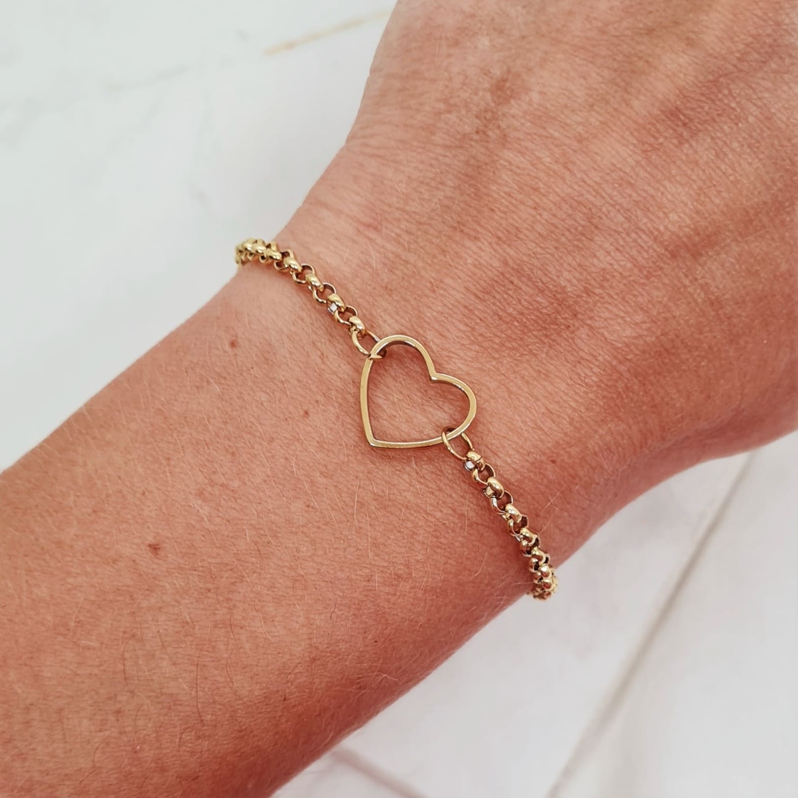 Imagen de producto PULSERA ACERO DORADO ROLO CON CORAZON CALADO ENGARZADO