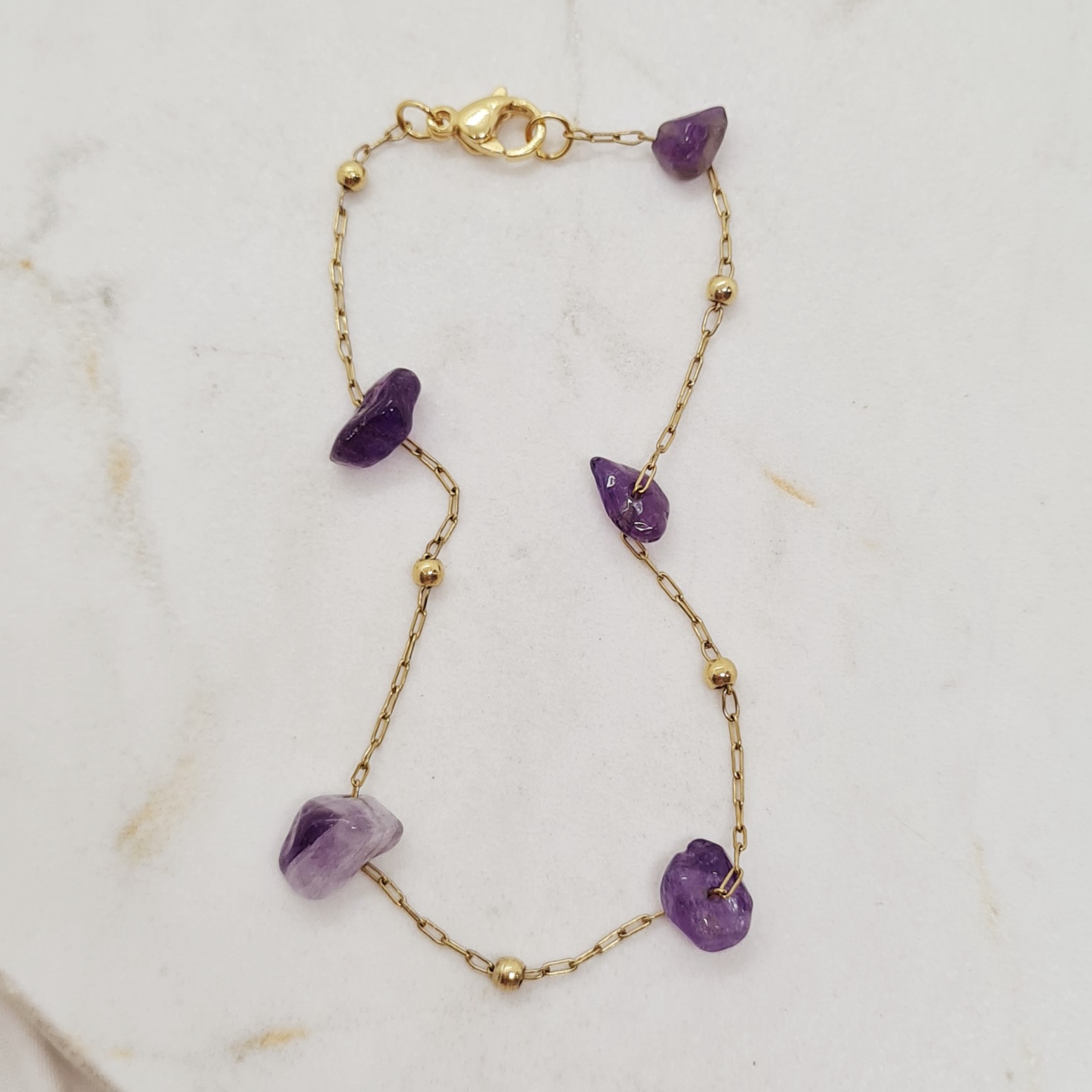 Imagen de producto PULSERA ACERO DORADO FINA CON BOLITAS Y PIEDRA AMATISTA