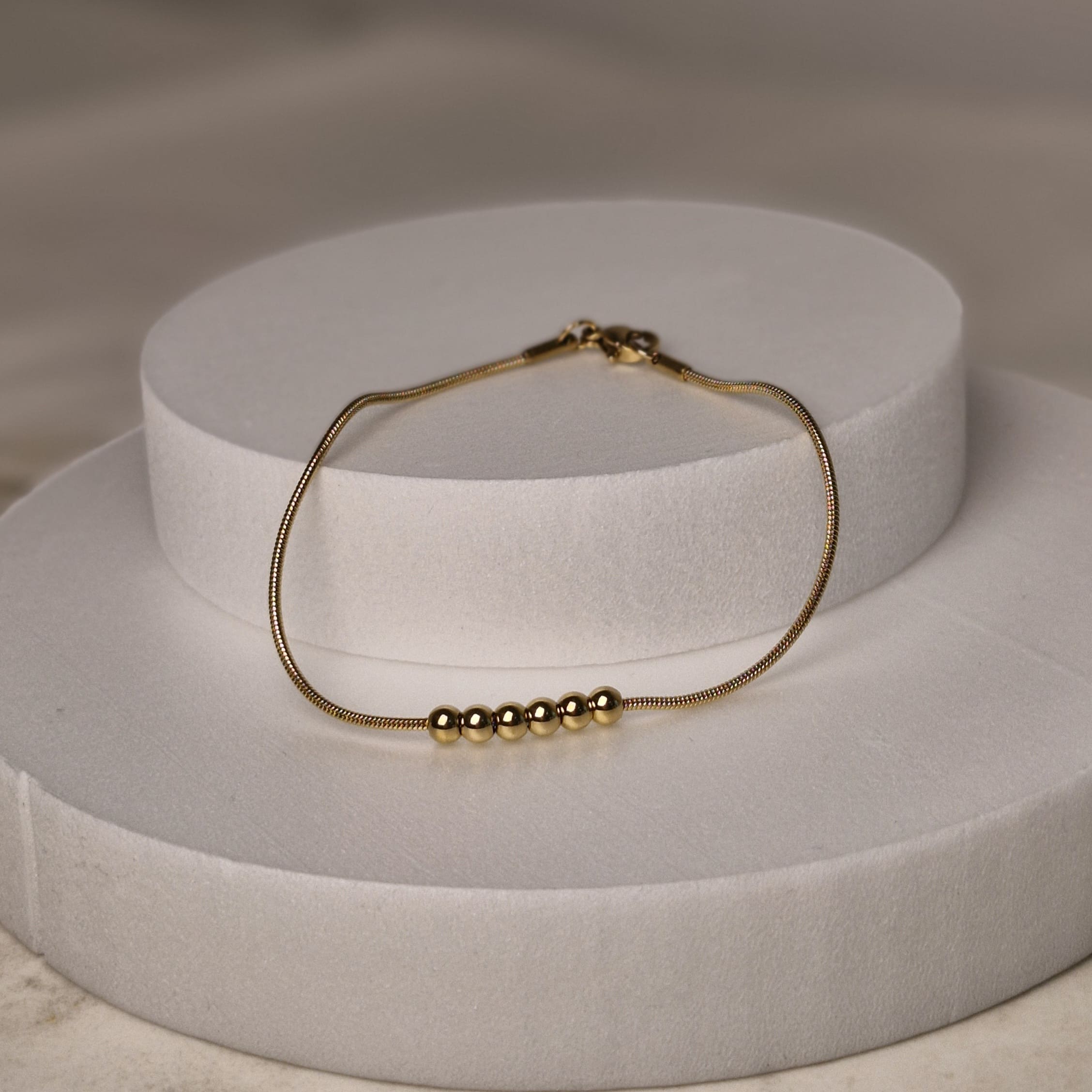 Imagen de producto PULSERA ACERO DORADO COLITA DE RATA CON 6 BOLITAS JUNTAS