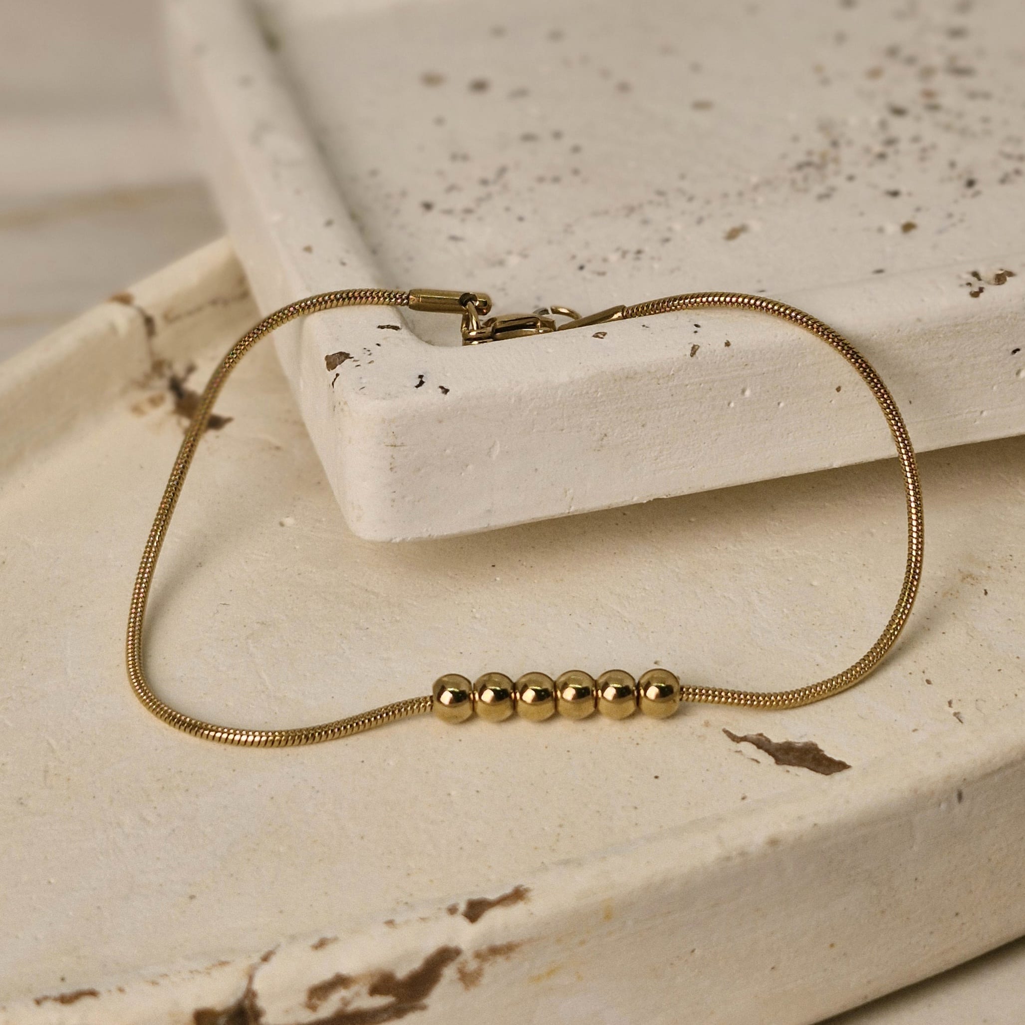 Imagen de producto PULSERA ACERO DORADO COLITA DE RATA CON 6 BOLITAS JUNTAS