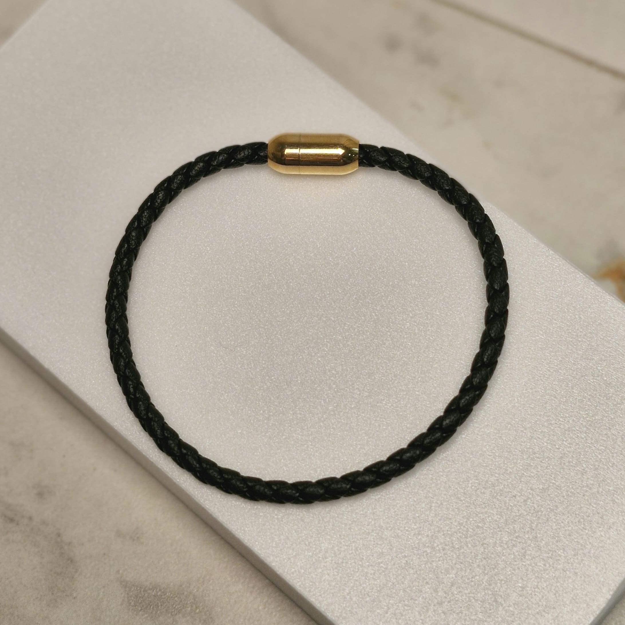 Imagen de producto PULSERA DE CUERO CON IMAN DE ACERO DORADO