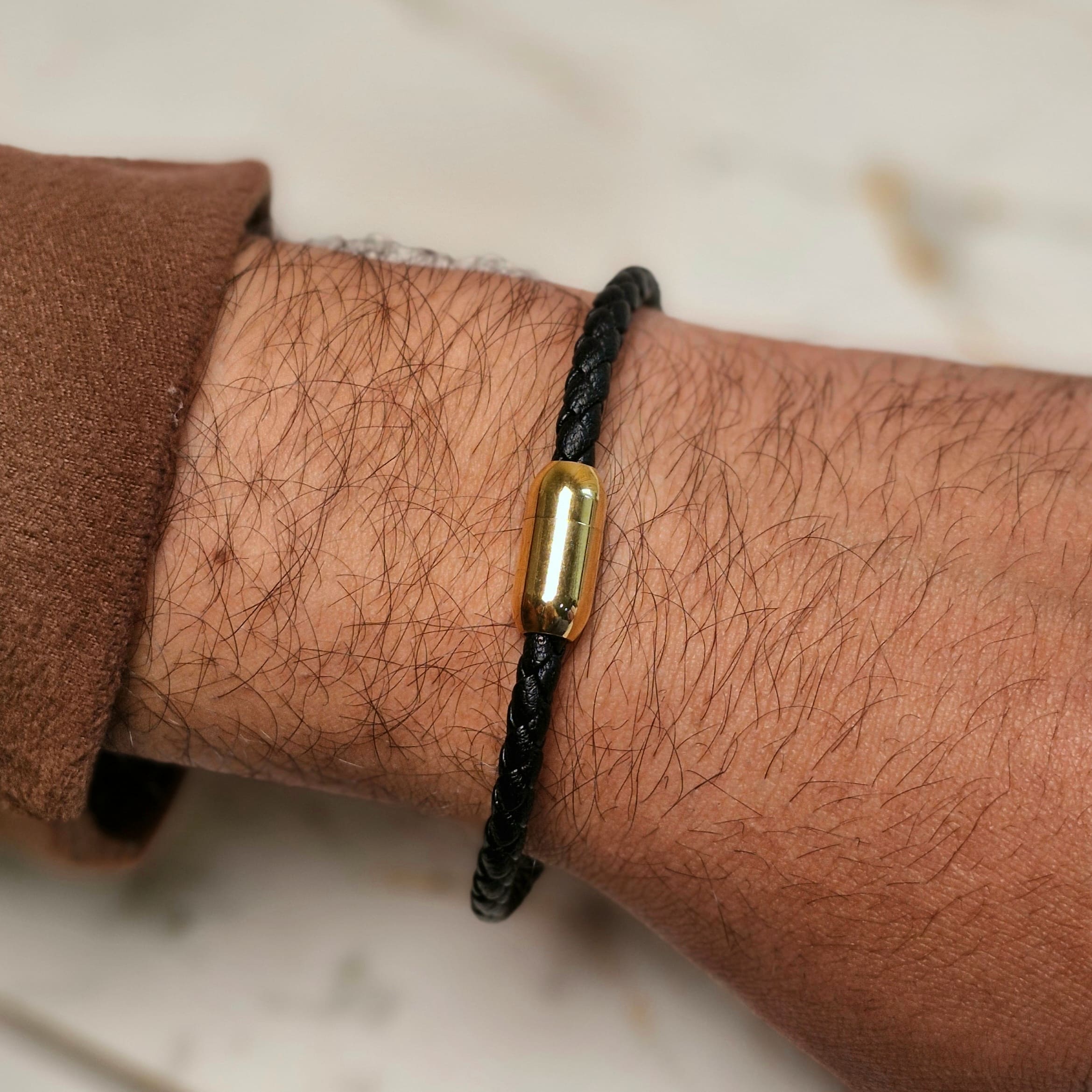 Imagen de producto PULSERA DE CUERO CON IMAN DE ACERO DORADO