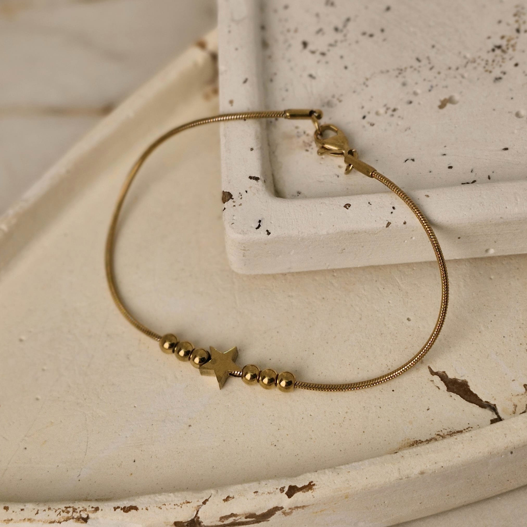 Imagen de producto PULSERA ACERO DORADO COLITA DE RATA CON BOLITAS Y ESTRELLA