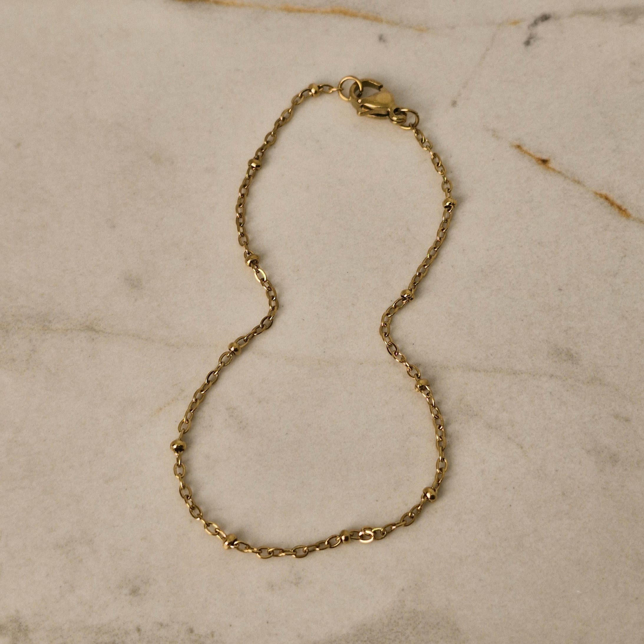 Imagen de producto PULSERA ACERO DORADO FINA REDONDA CON BOLITAS CHICAS