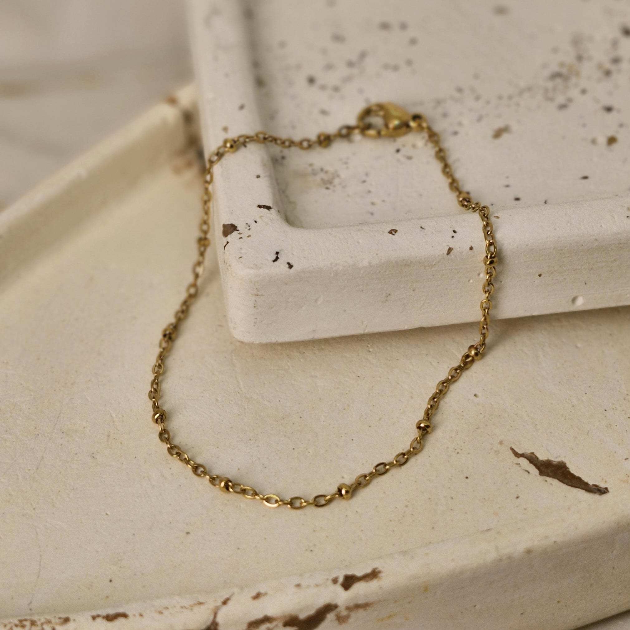 Imagen de producto PULSERA ACERO DORADO FINA REDONDA CON BOLITAS CHICAS
