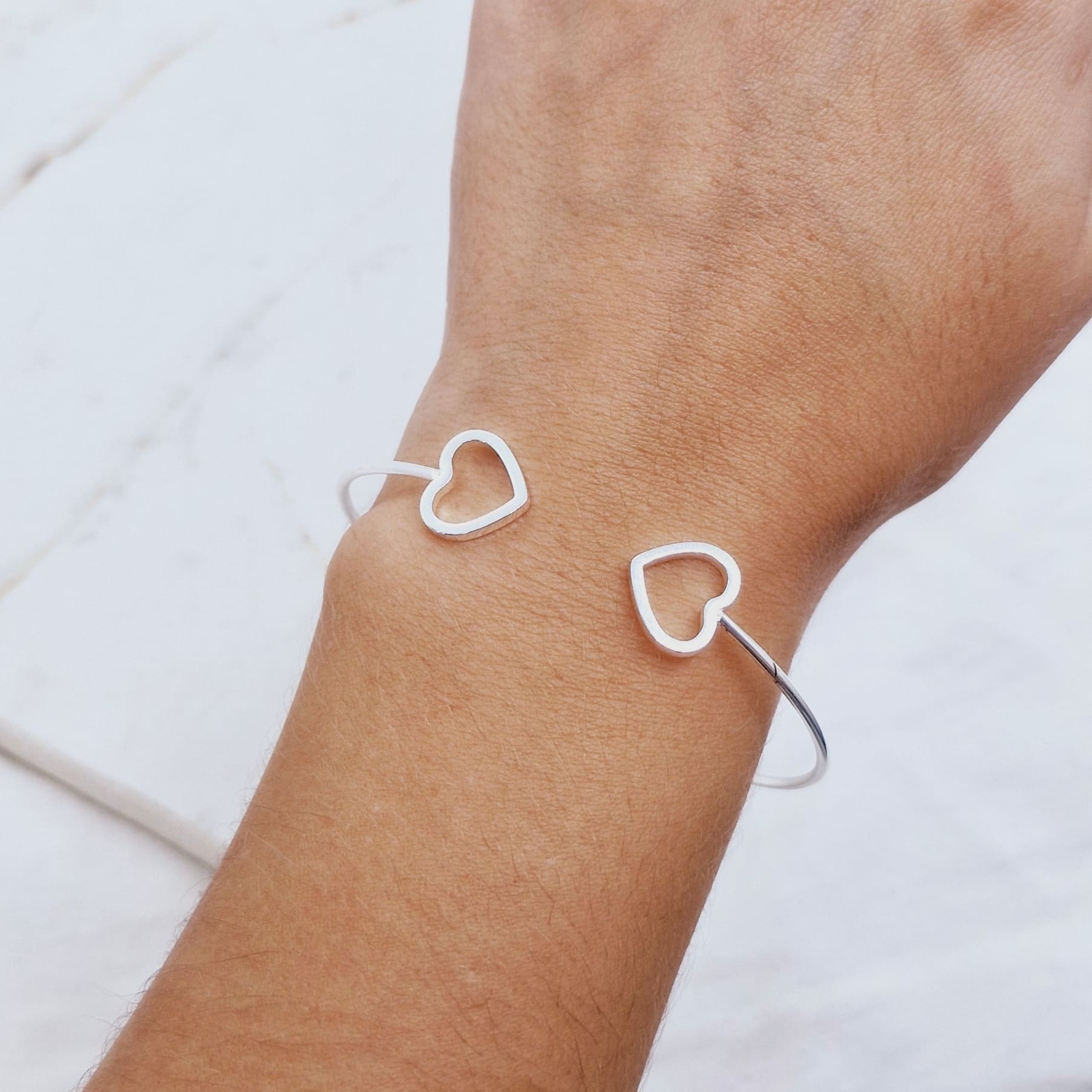 Imagen de producto PULSERA ACERO BLANCO ESCLAVA ABIERTA - DOBLE CORAZON CALADO