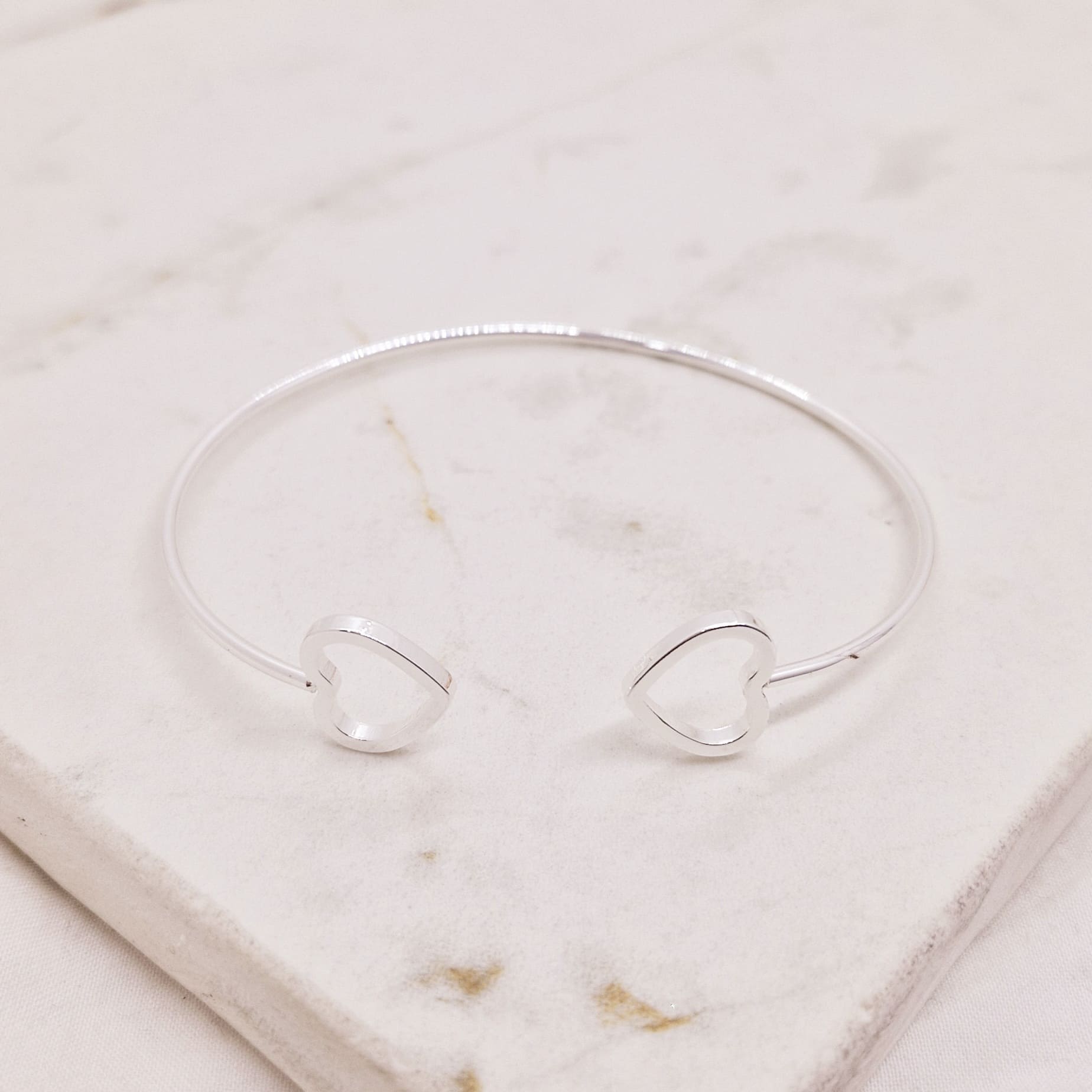 Imagen de producto PULSERA ACERO BLANCO ESCLAVA ABIERTA - DOBLE CORAZON CALADO