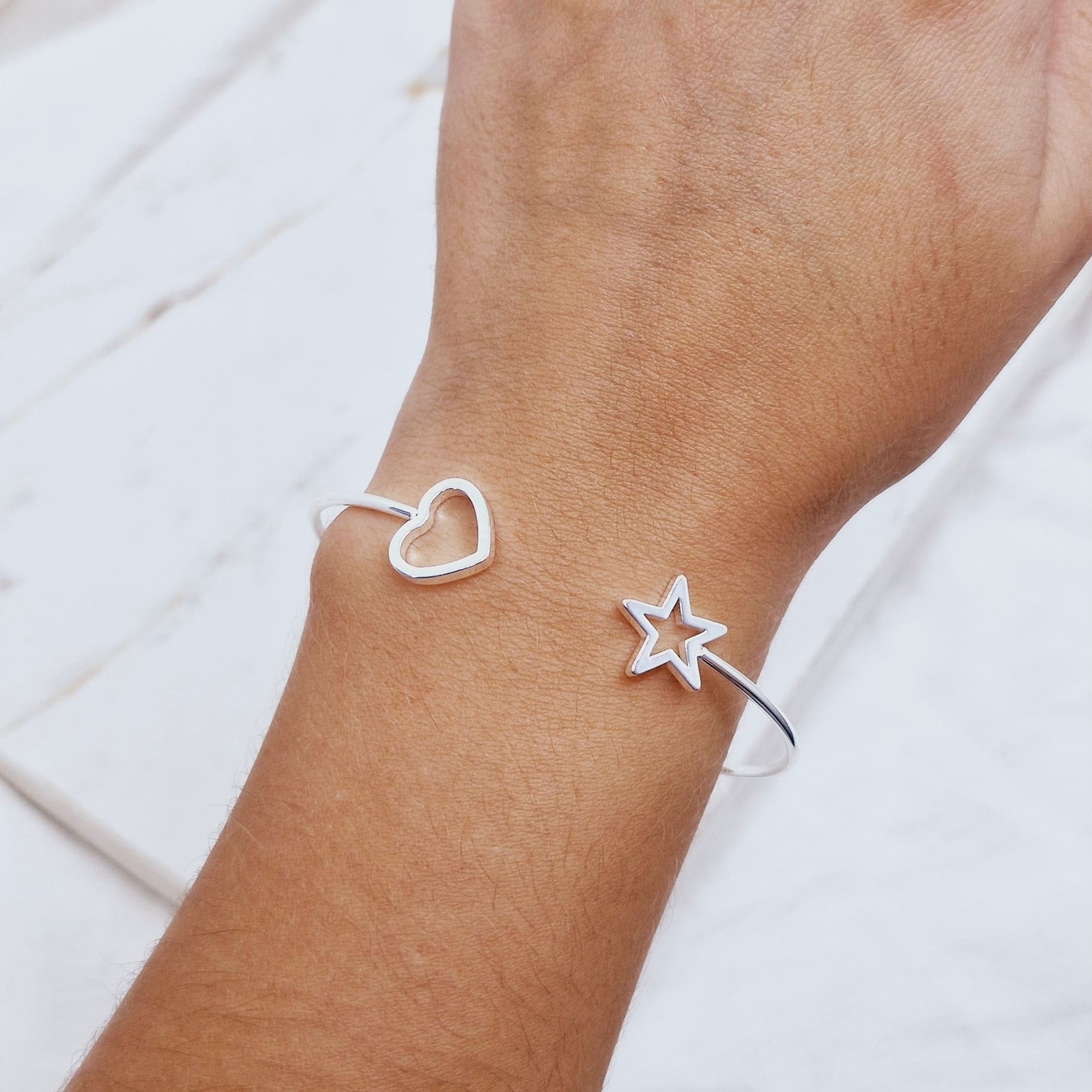 Imagen de producto PULSERA ACERO BLANCO ESCLAVA ABIERTA - CORAZON Y ESTRELLA CALADA