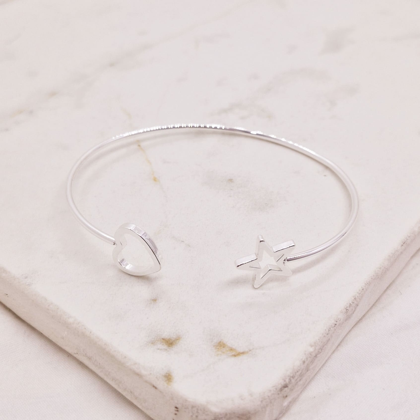 Imagen de producto PULSERA ACERO BLANCO ESCLAVA ABIERTA - CORAZON Y ESTRELLA CALADA