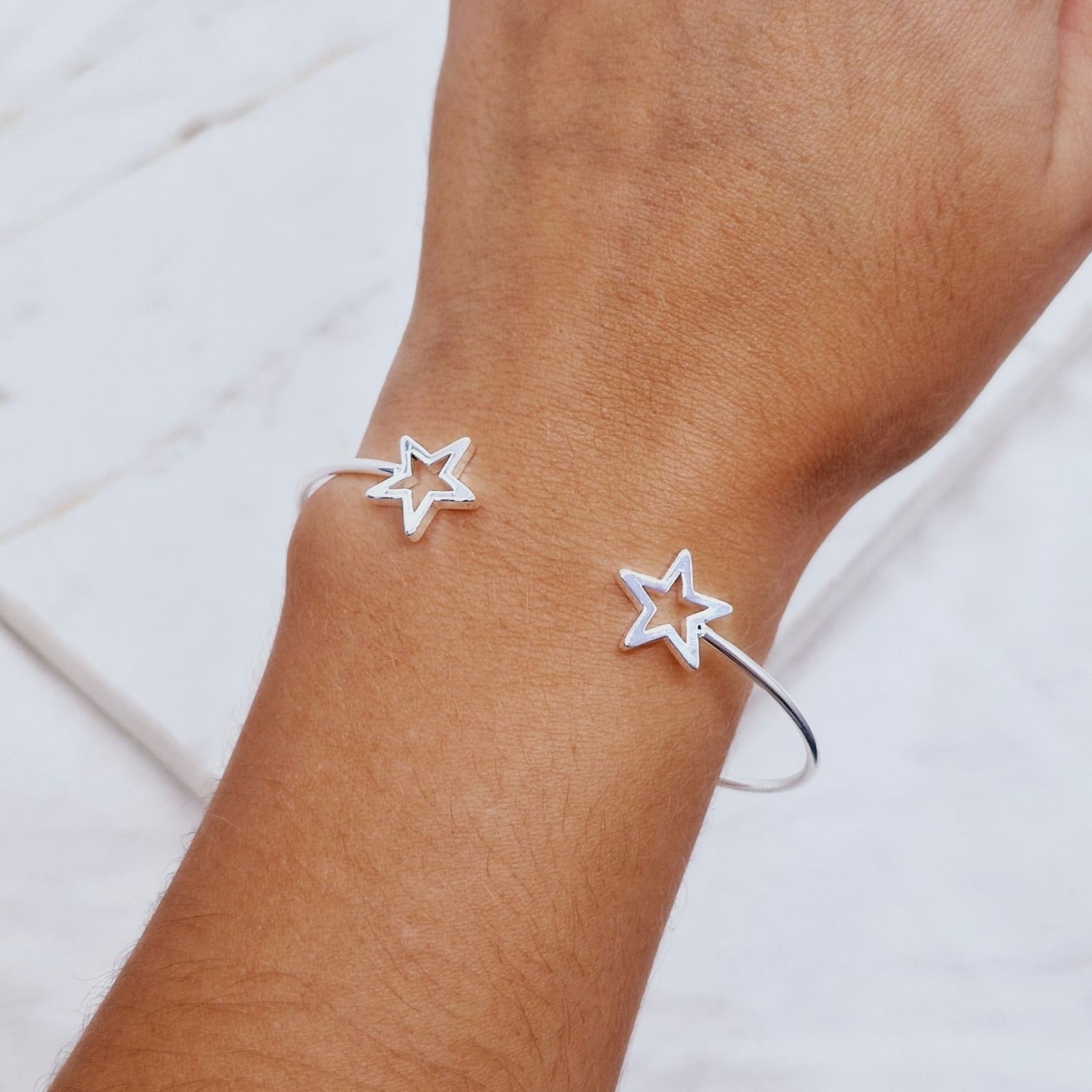 Imagen de producto PULSERA ACERO BLANCO ESCLAVA ABIERTA - DOBLE ESTRELLA CALADA