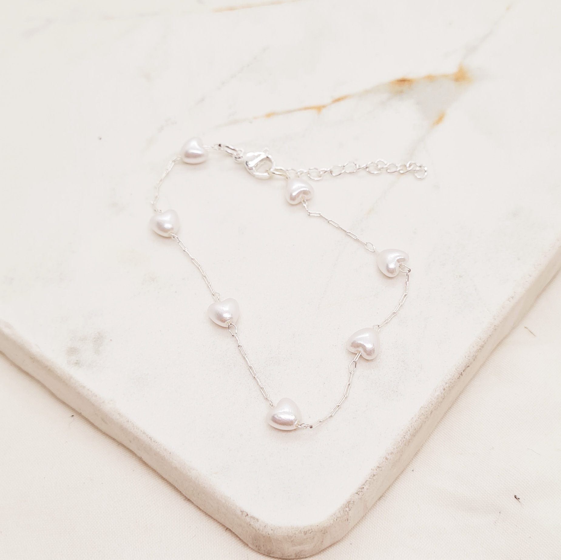 Imagen de producto PULSERA ACERO BLANCO FINA CON CORAZONES DE PERLA