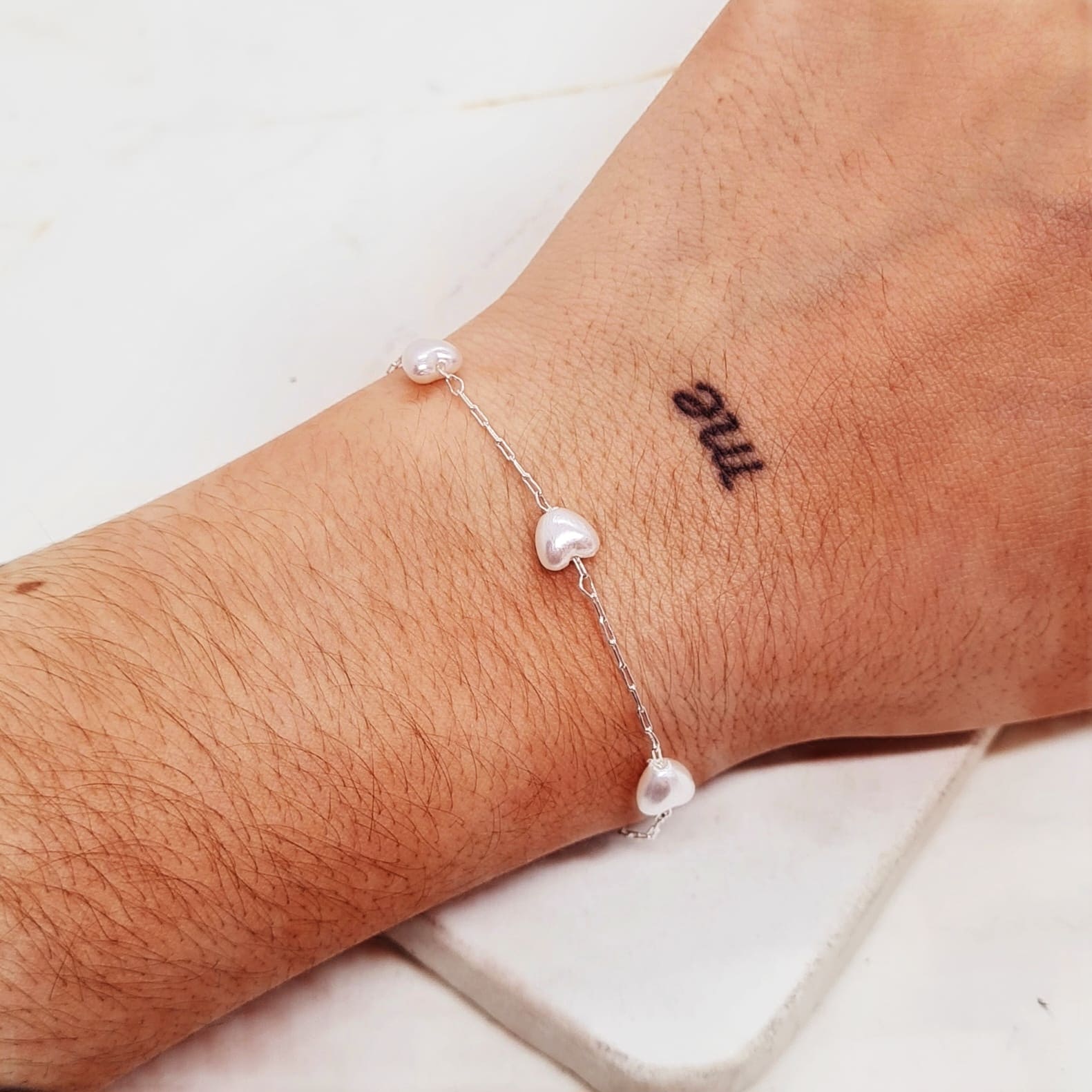 Imagen de producto PULSERA ACERO BLANCO FINA CON CORAZONES DE PERLA