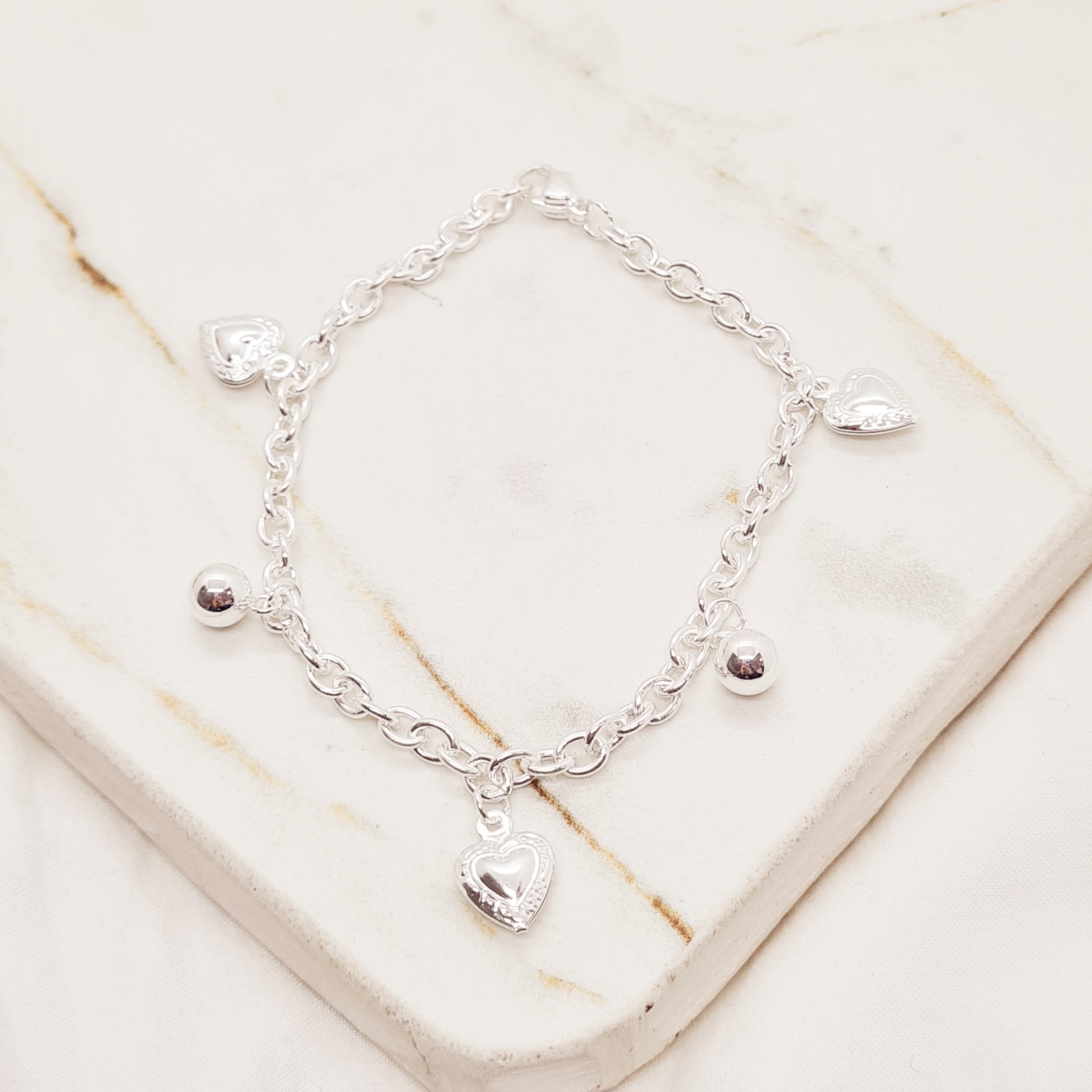 Imagen de producto PULSERA ACERO BLANCO TIFFANY CON BOLITAS Y CORAZONES LABRADOS