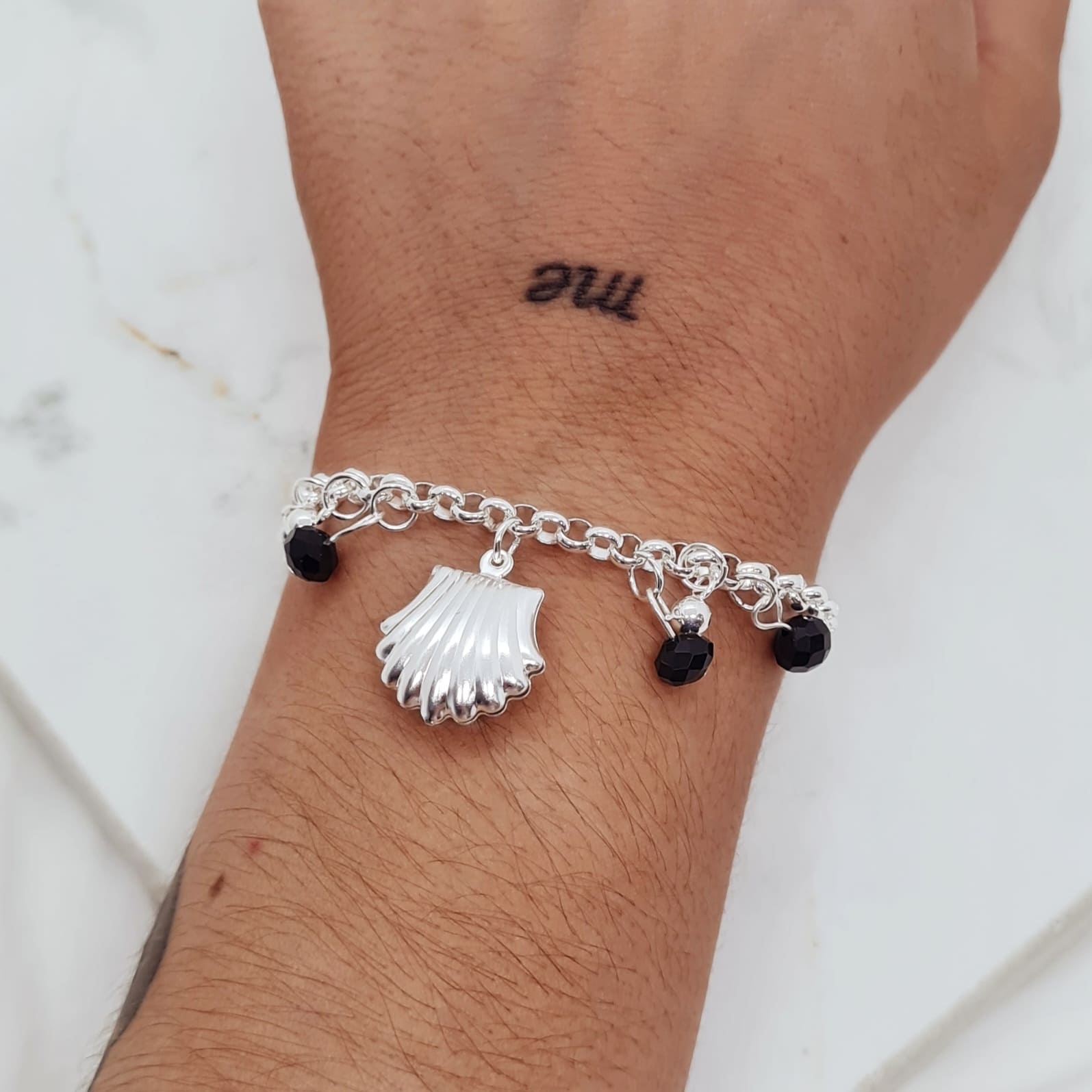 Imagen de producto PULSERA ACERO BLANCO ROLO CON CRISTAL NEGRO Y ALMEJA