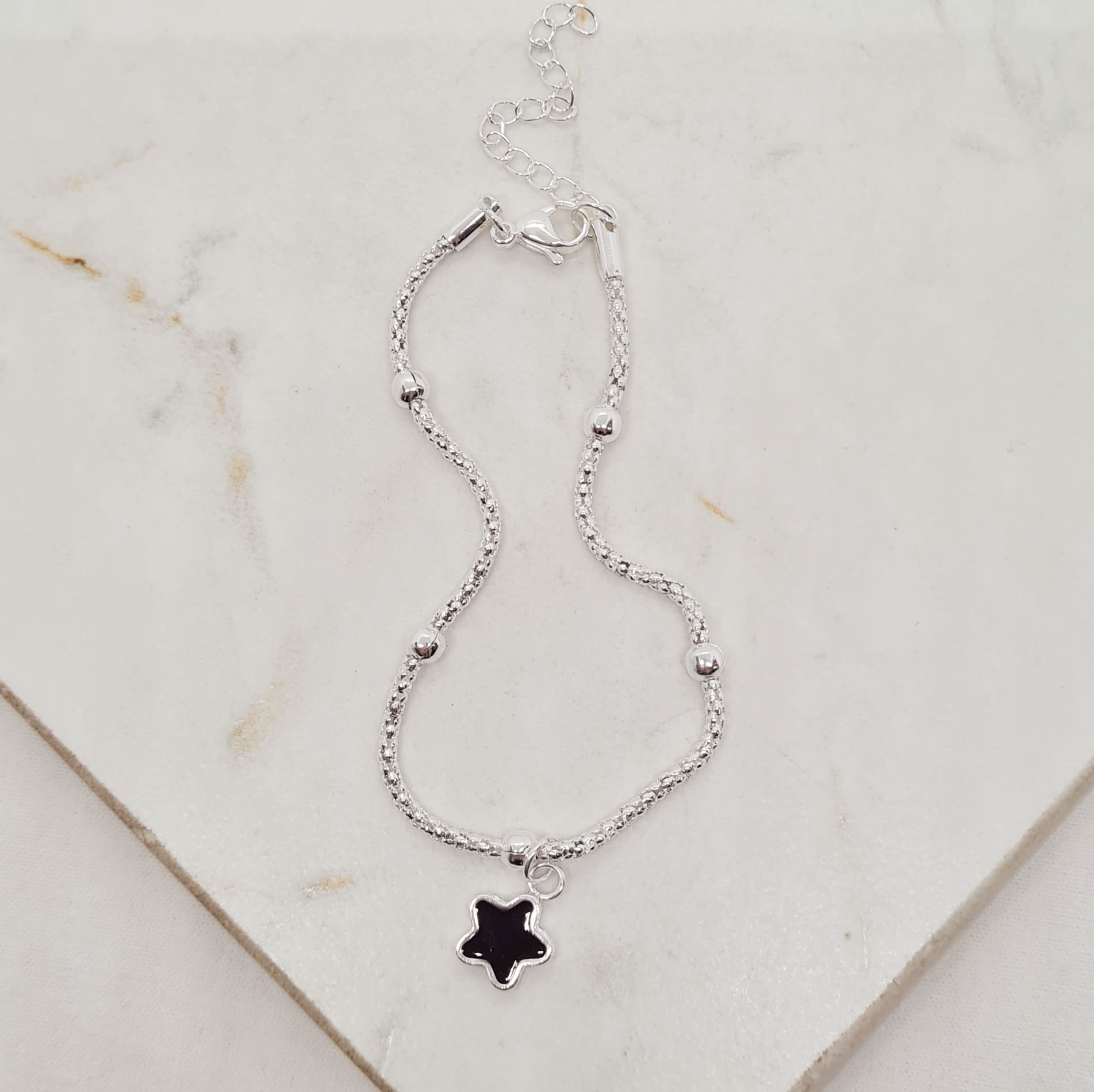 Imagen de producto PULSERA ACERO BLANCO COREANA CON BOLITAS Y ESTRELLA ESMALTADA NEGRA