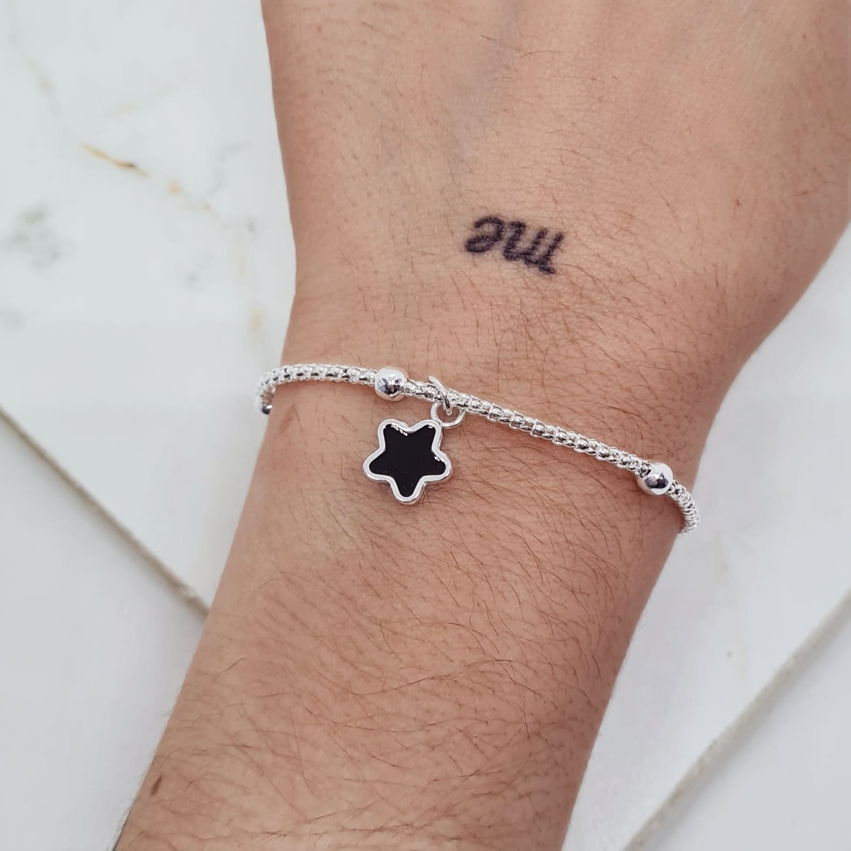Imagen de producto PULSERA ACERO BLANCO COREANA CON BOLITAS Y ESTRELLA ESMALTADA NEGRA