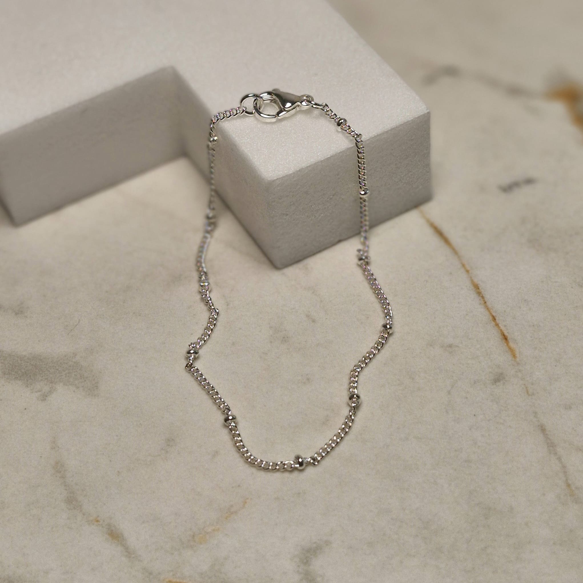 Imagen de producto PULSERA ACERO BLANCO FINA PLANA CON BOLITAS CHICAS