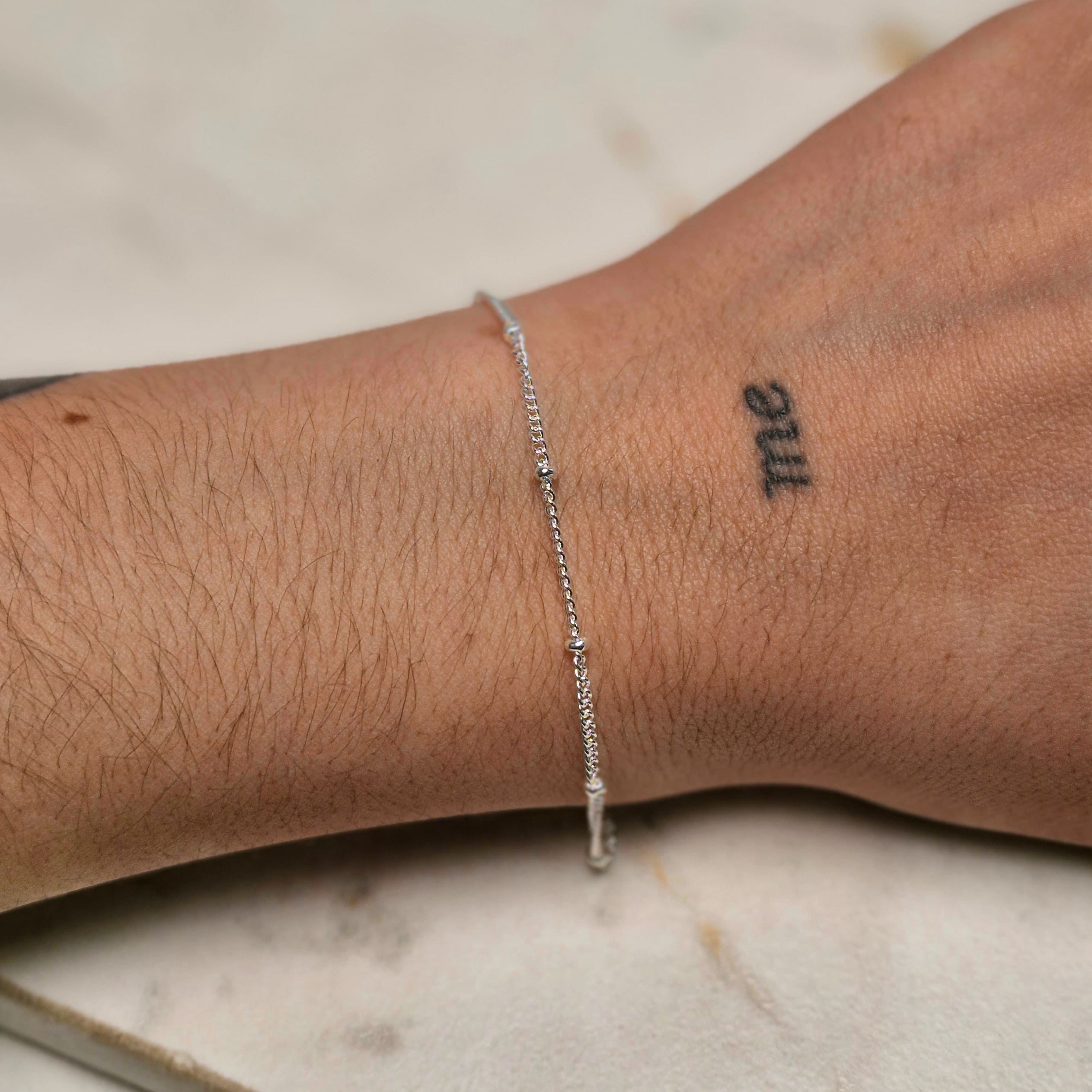 Imagen de producto PULSERA ACERO BLANCO FINA PLANA CON BOLITAS CHICAS