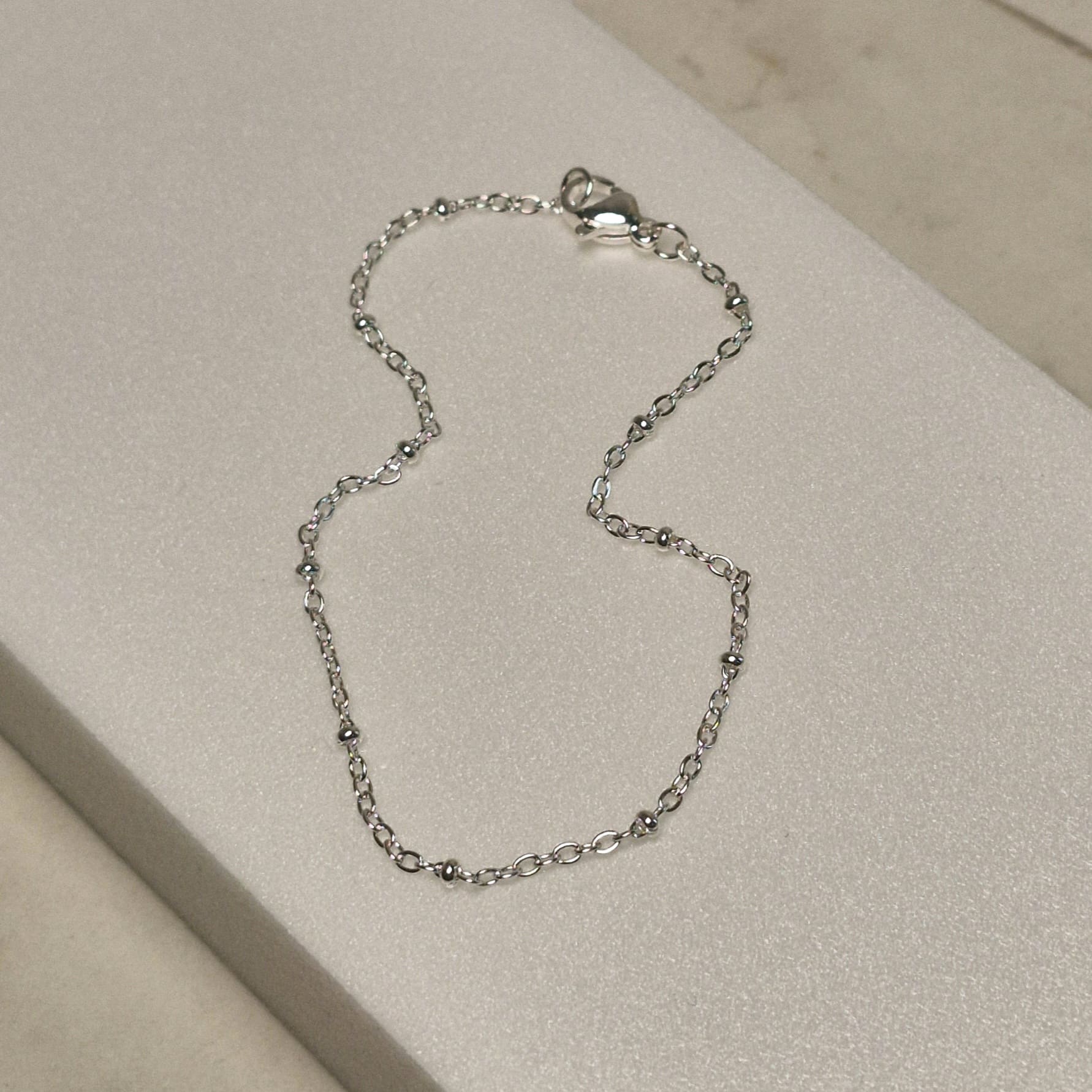 Imagen de producto PULSERA ACERO BLANCO FINA REDONDA CON BOLITAS CHICAS