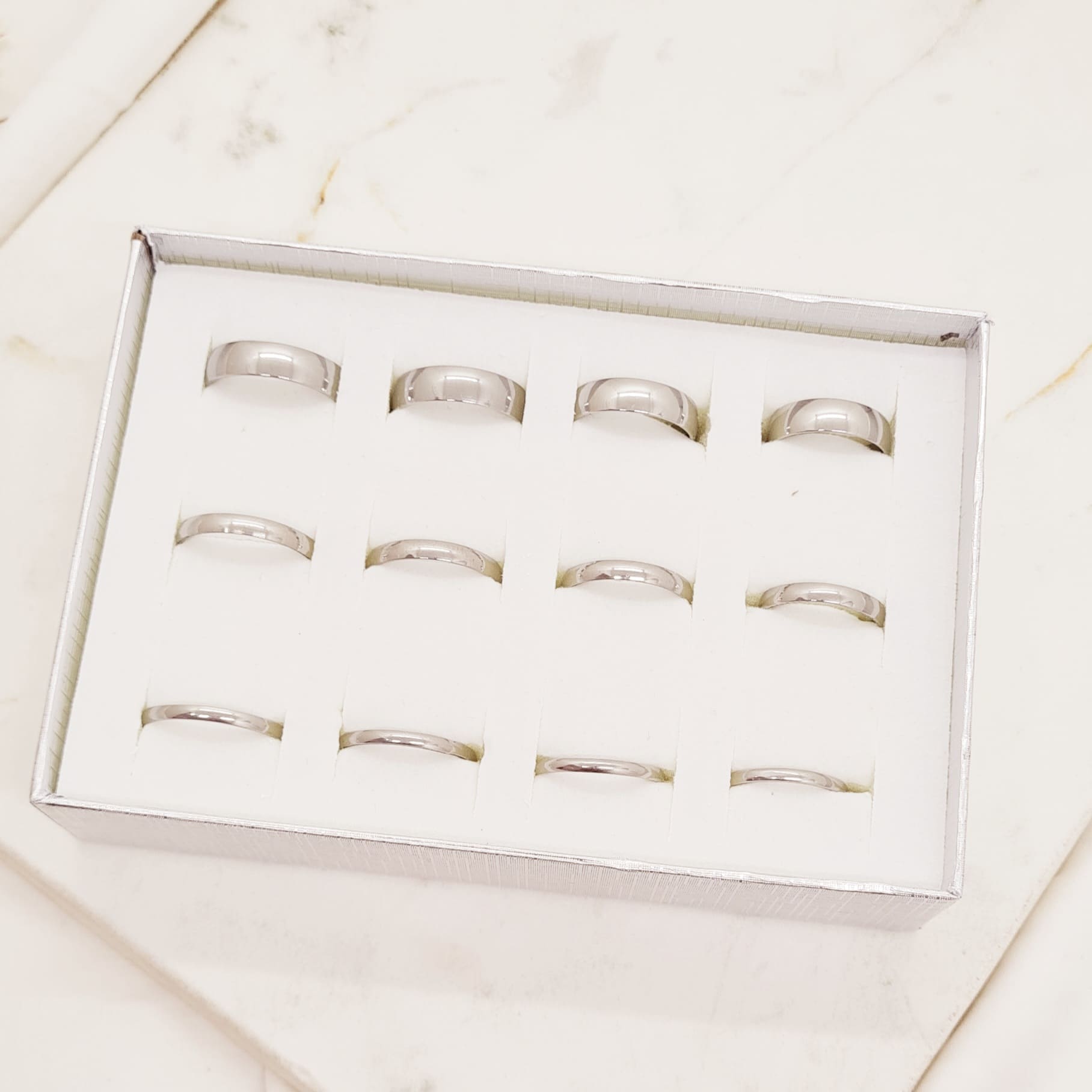 Imagen de producto CAJA DE ANILLOS ALIANZA PLATEADA GROSORES SURTIDOS