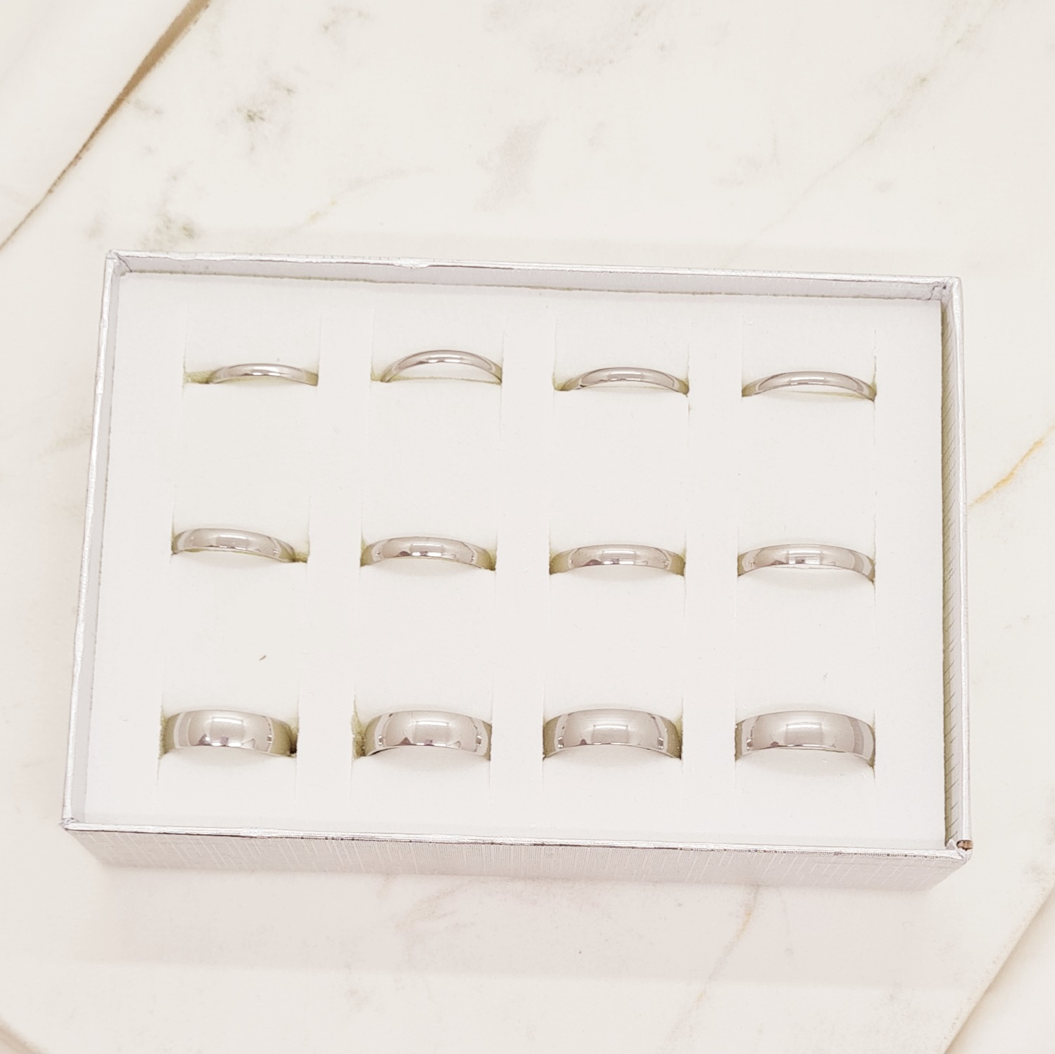 Imagen de producto CAJA DE ANILLOS ALIANZA PLATEADA GROSORES SURTIDOS